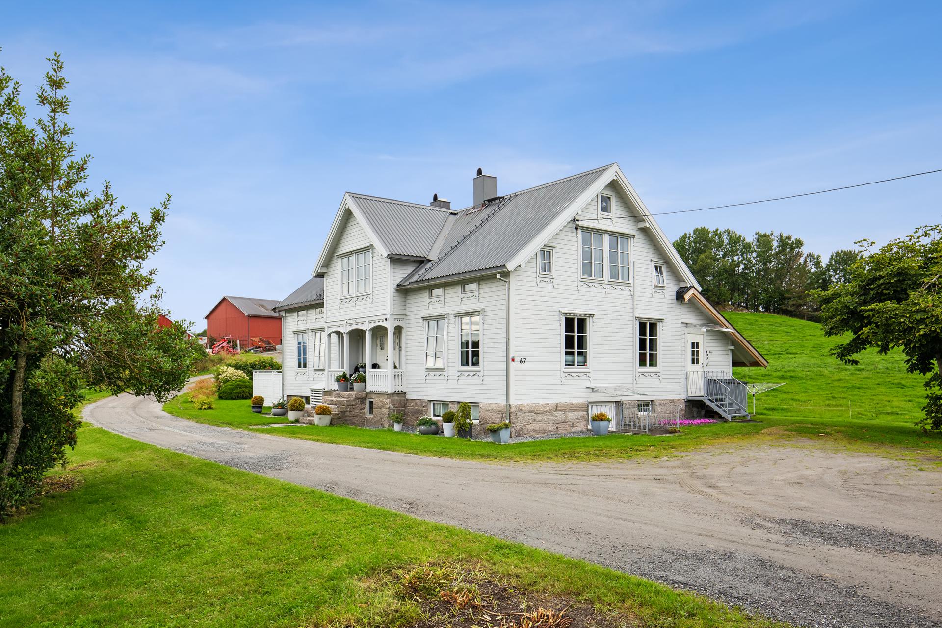 Flott langbrukseiendom med solrik beliggenhet, store arealer og sjøutsikt. Bilde nummer 2 av 3