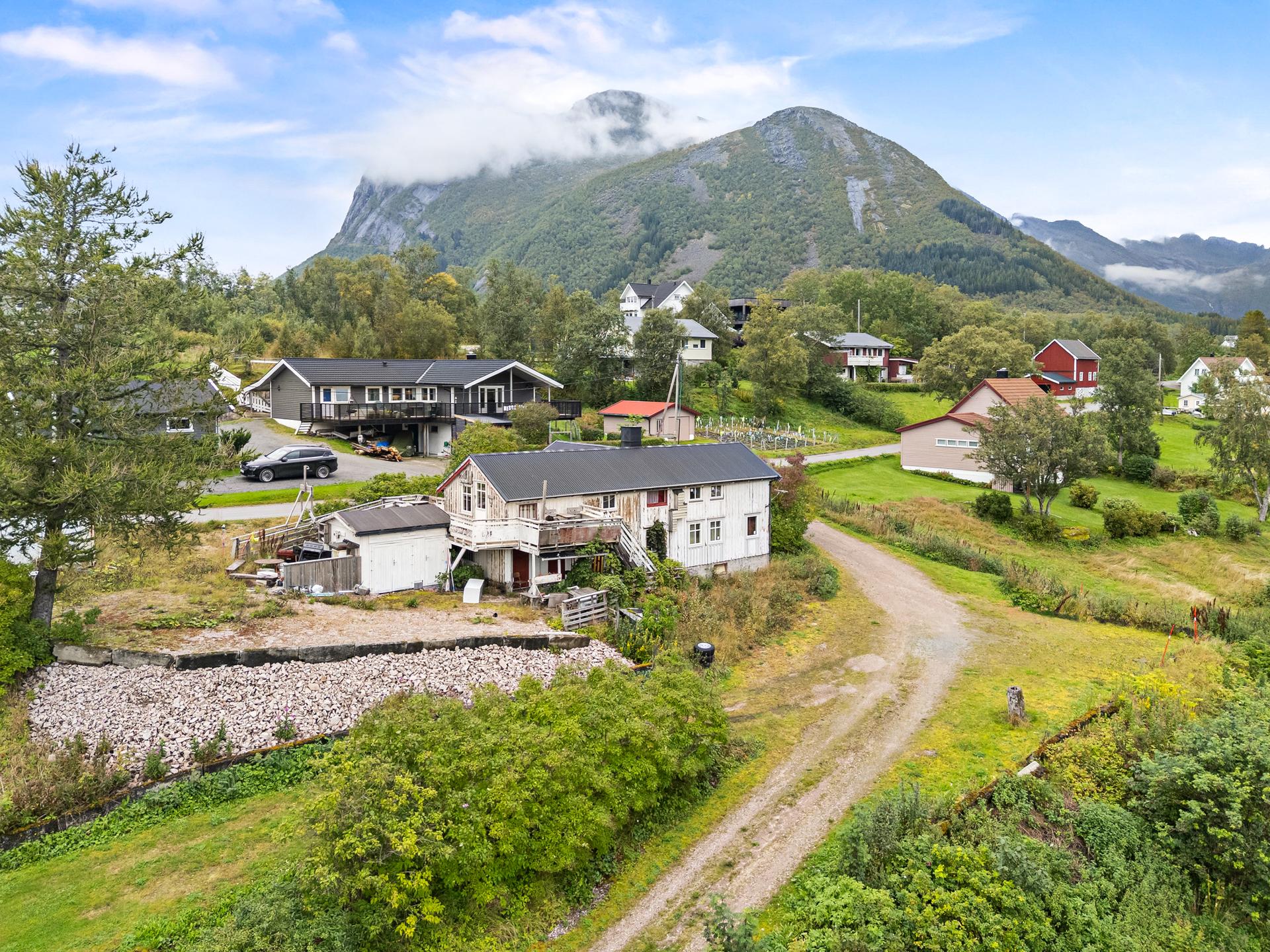 Eiendommen ligger i et naturskjønt kystlandskap med utsikt mot fjellene.. Bilde nummer 3 av 3