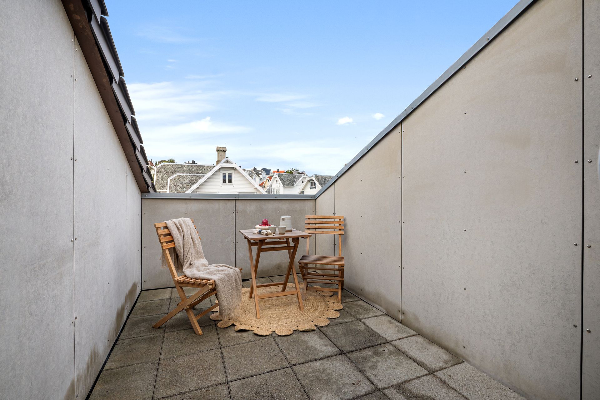 Utskjermet takterrasse med god plass til utemøbler og utsyn over området.. Bilde nummer 3 av 3