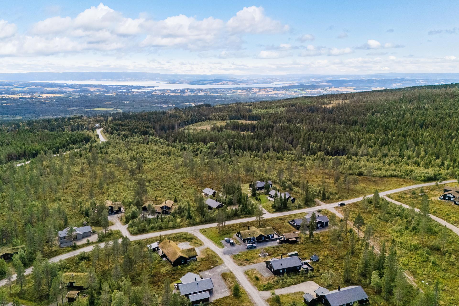 Eiendommen ligger i et etablert og rolig hytteområde på Ormsætra i Vangsåsen.. Bilde nummer 2 av 3