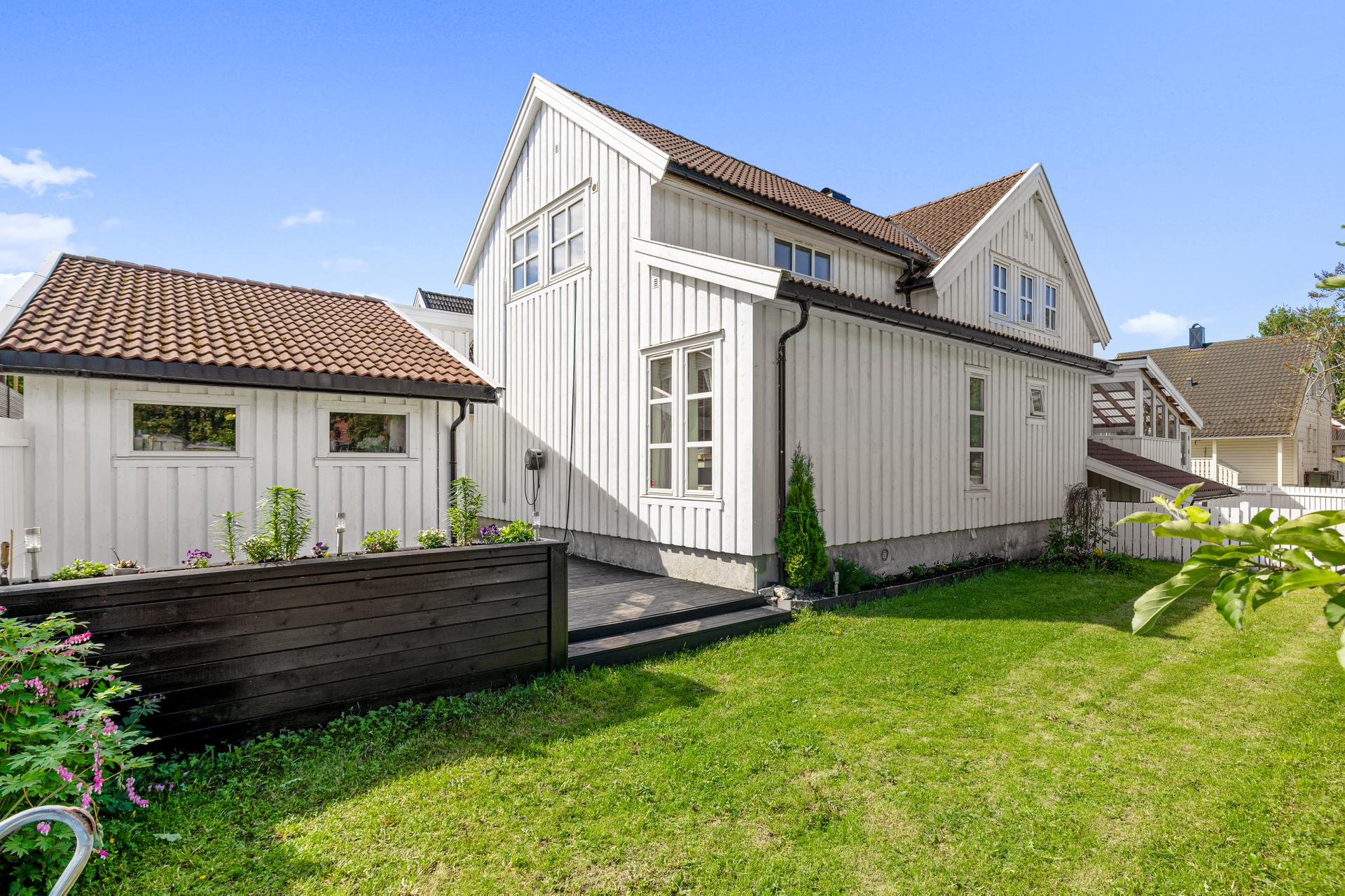 Boligen er oppført i to etasjer over sokkel og har en praktisk utleiedel i sokkeletasje.  . Bilde nummer 2 av 3