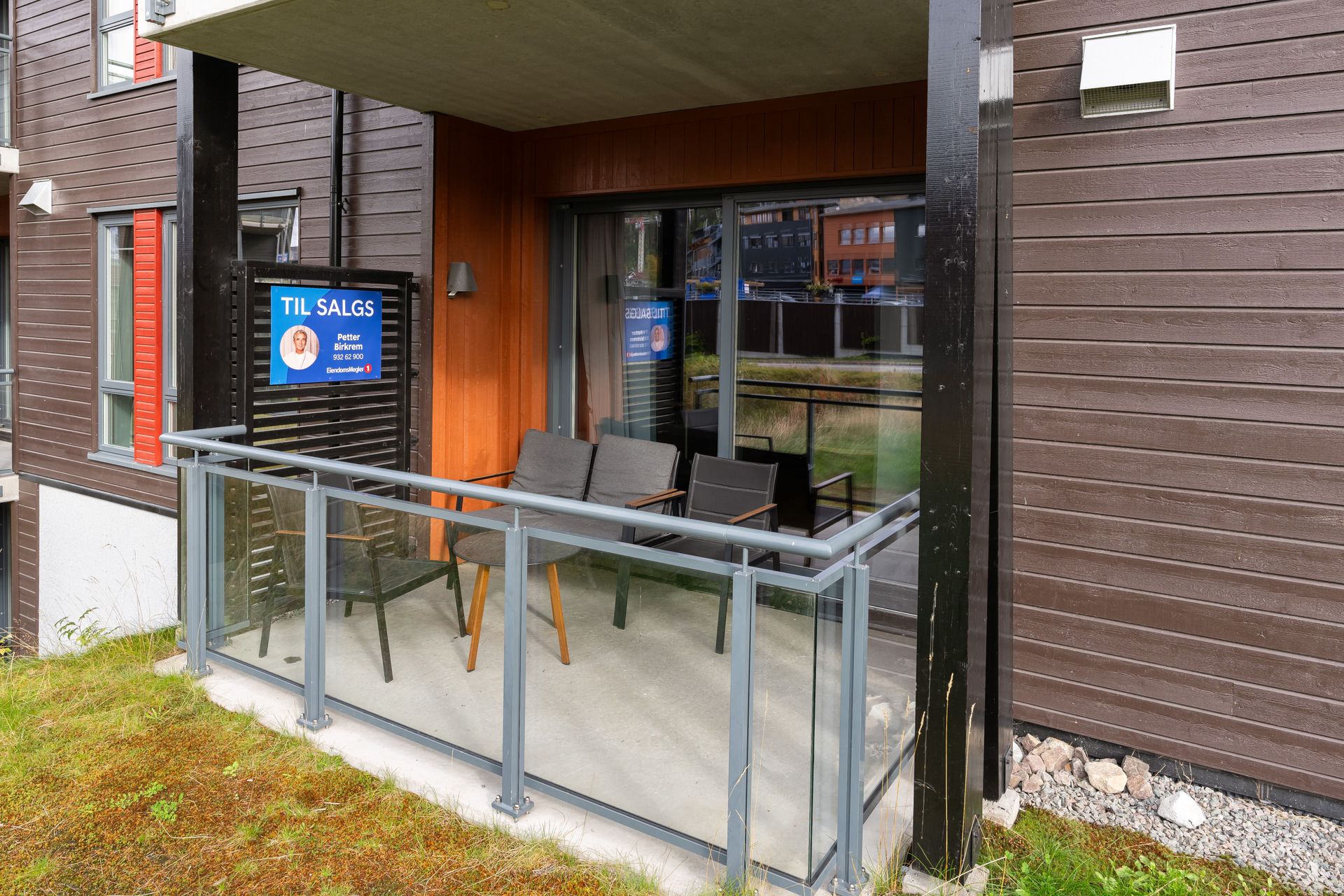 Adkomst fra stuen til vestvendt terrasse på 7 m². . Bilde nummer 3 av 3