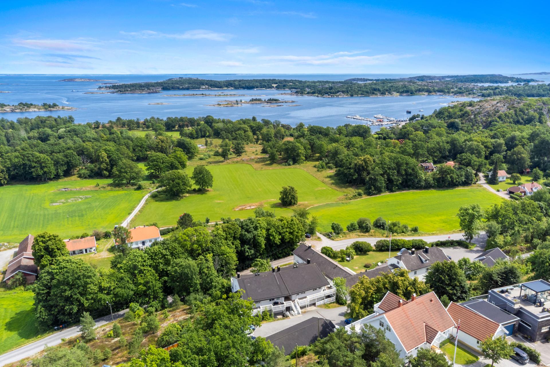 Dette er en lys og innbydende 3-roms leilighet med blant annet 2 soverom og garasjeplass!. Bilde nummer 2 av 3