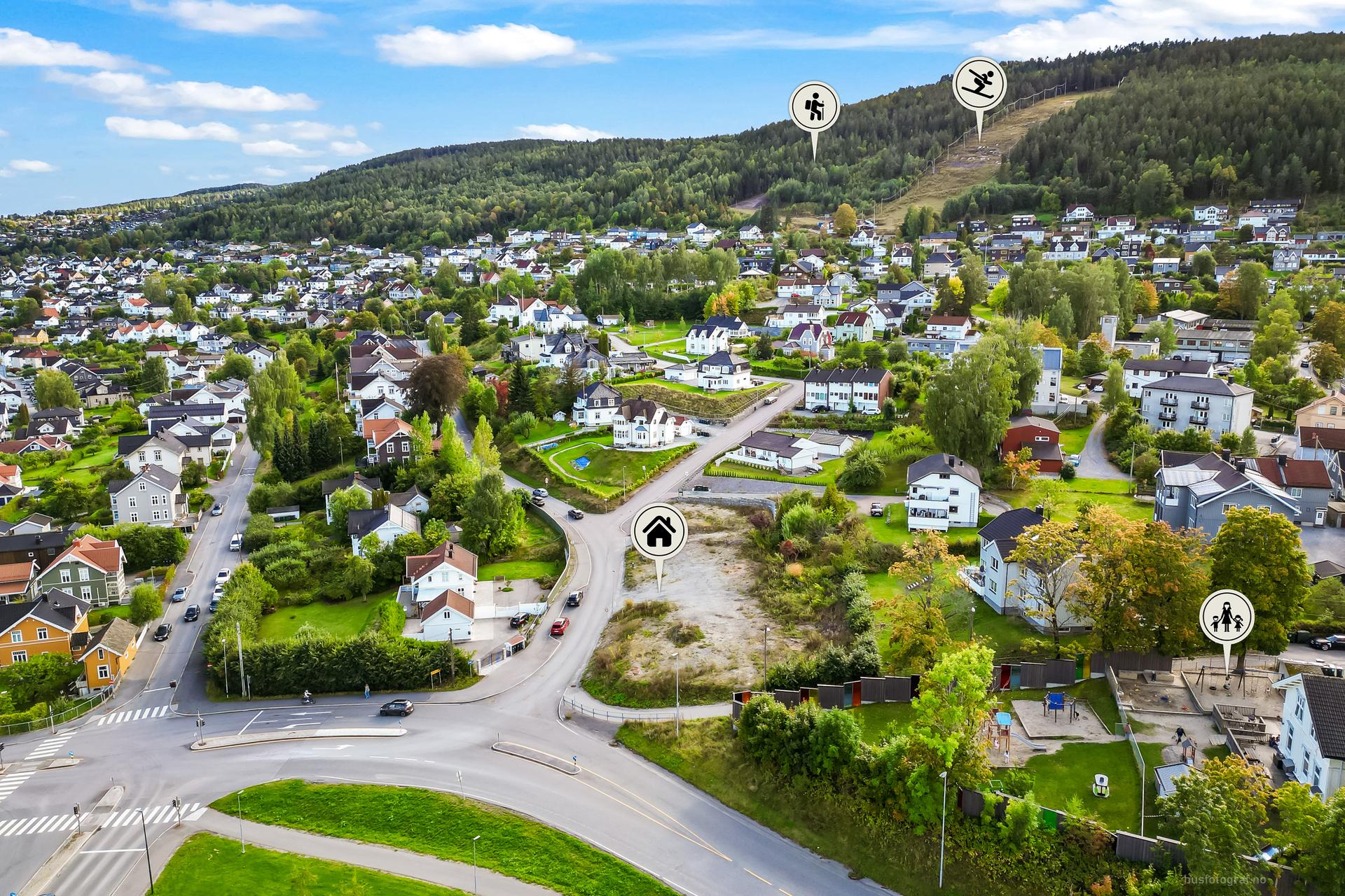 Kort vei til marka med turstier, lysløype og helårs rekreasjonstilbud i nærområdet.. Bilde nummer 3 av 3