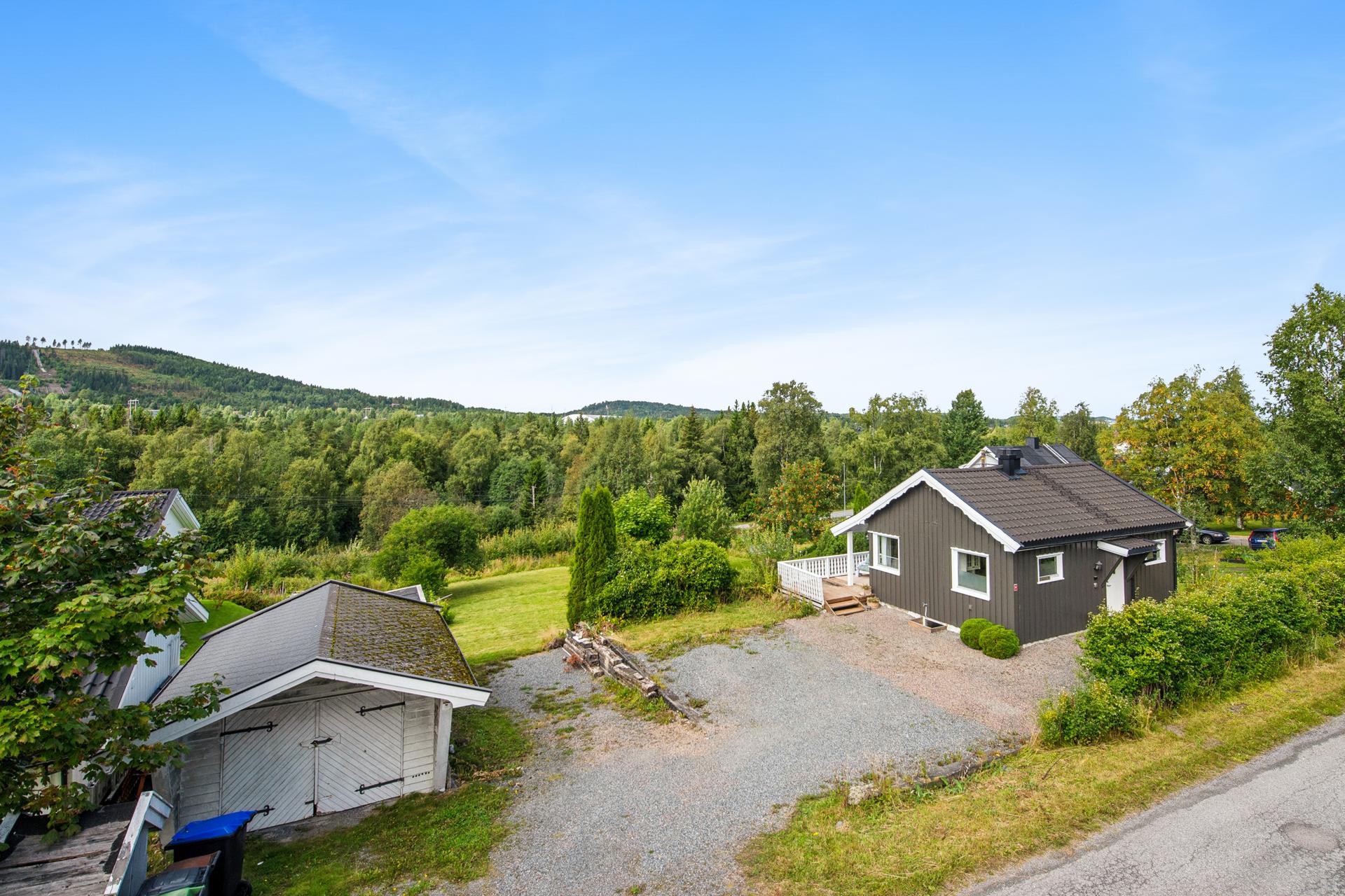 Anders Bjugstad i EiendomsMegler1 Raufoss ønsker deg velkommen til visning i Framstadvegen 14! Foto Lelde EFKT. Bilde nummer 1 av 3