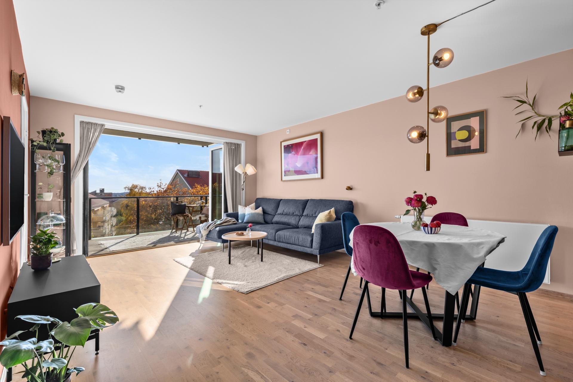 Lokalmegler Mina Pettersen v/Eiendomsmegler 1 Tonsen har gleden av å presentere Årvollveien 23E - en moderne 3-roms fra 2021 med flott utsyn i et attraktiv og barnevennlig område på Årvoll! Foto: Oh Shots.. Bilde nummer 1 av 3