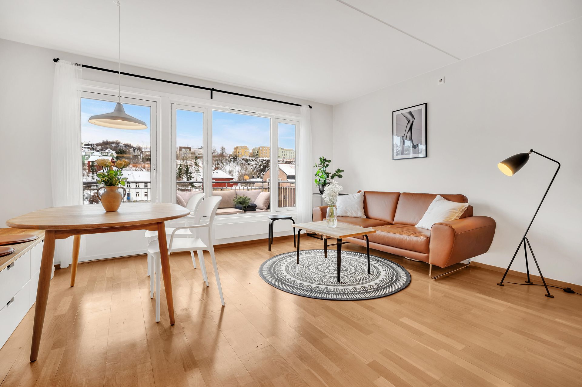 Her bor du i en 4. etasjes selveierleilighet på 55 m² BRA, med en gjennomgående god standard.. Bilde nummer 2 av 3