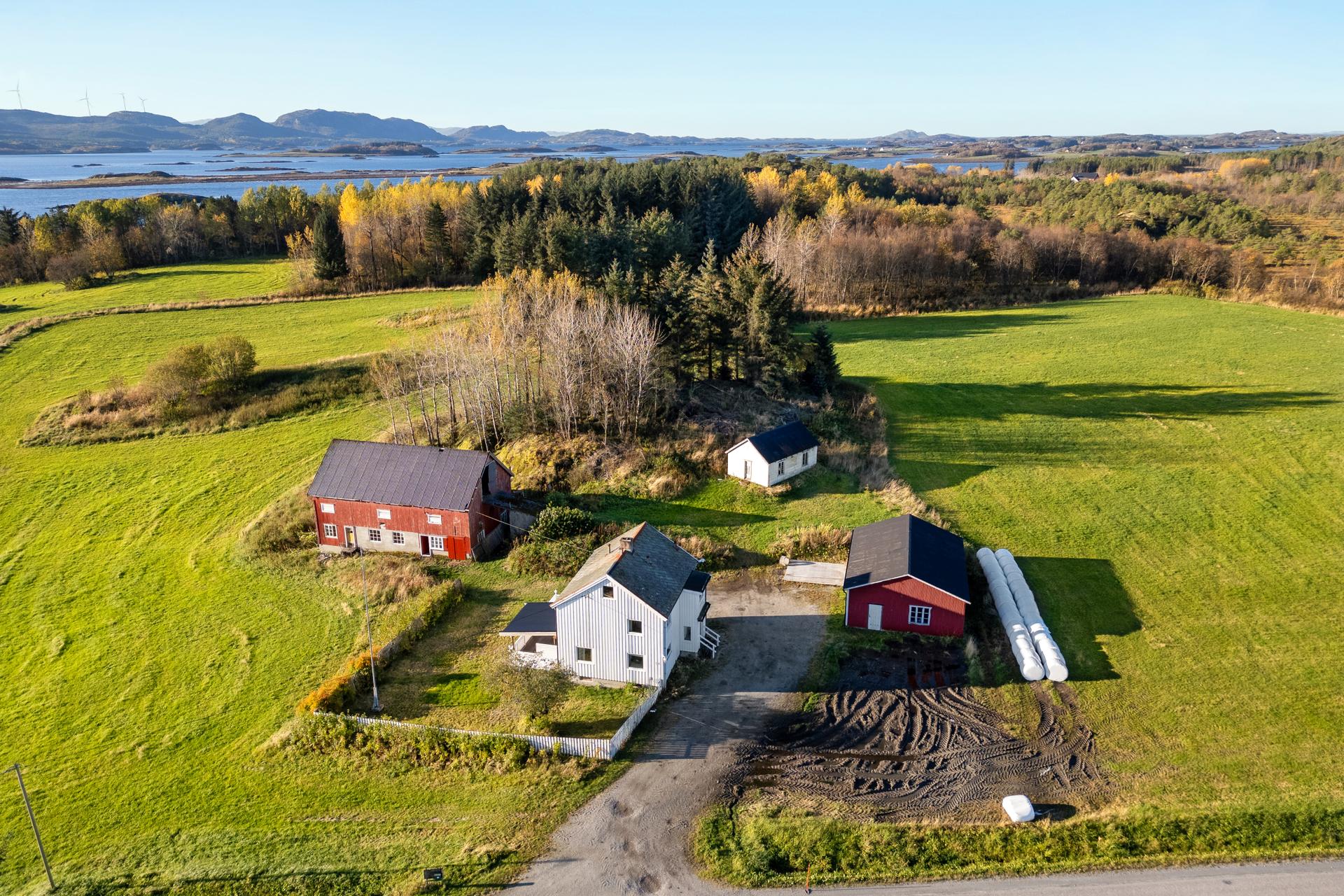 Velkommen til Varøyvegen 721! Foto: [Fotograf eller fotofirma]. Bilde nummer 1 av 3