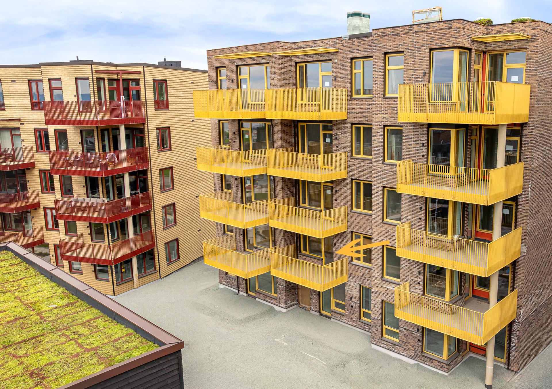 Leiligheten ligger i en høy 1. etasje og byr på en herlig balkong. . Bilde nummer 2 av 3
