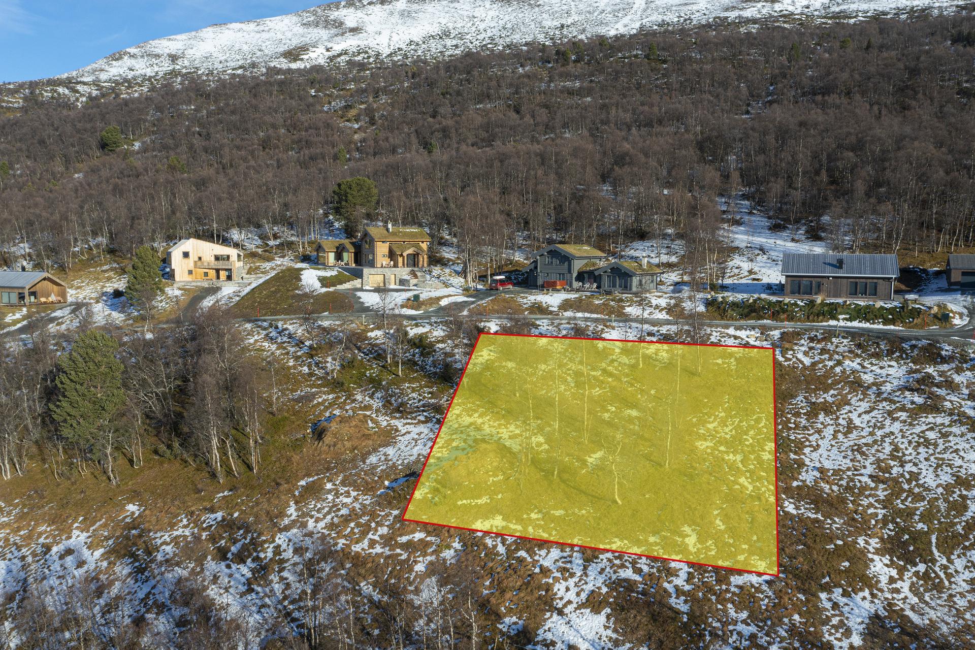 Eiendommen ligger på vei opp mot Skarvannet ca 10-12 min kjøring til Oppdal sentrum.. Bilde nummer 2 av 3