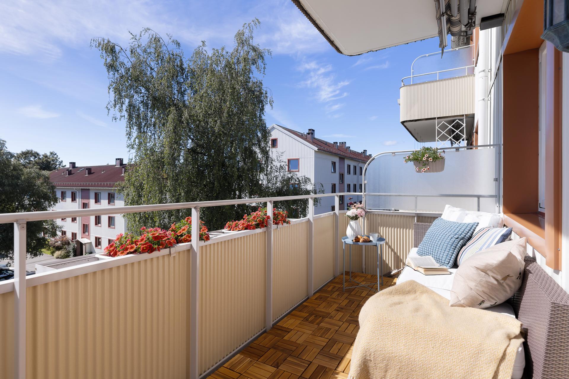 Fra stuen er det utgang til en sørvendt balkong på ca. 8 m².. Bilde nummer 3 av 3