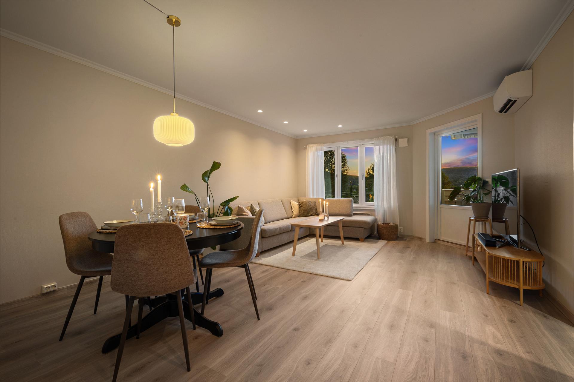 Lys og gjennomgående leilighet i rekkehus, med uinnredet loft for lagring.. Bilde nummer 2 av 3