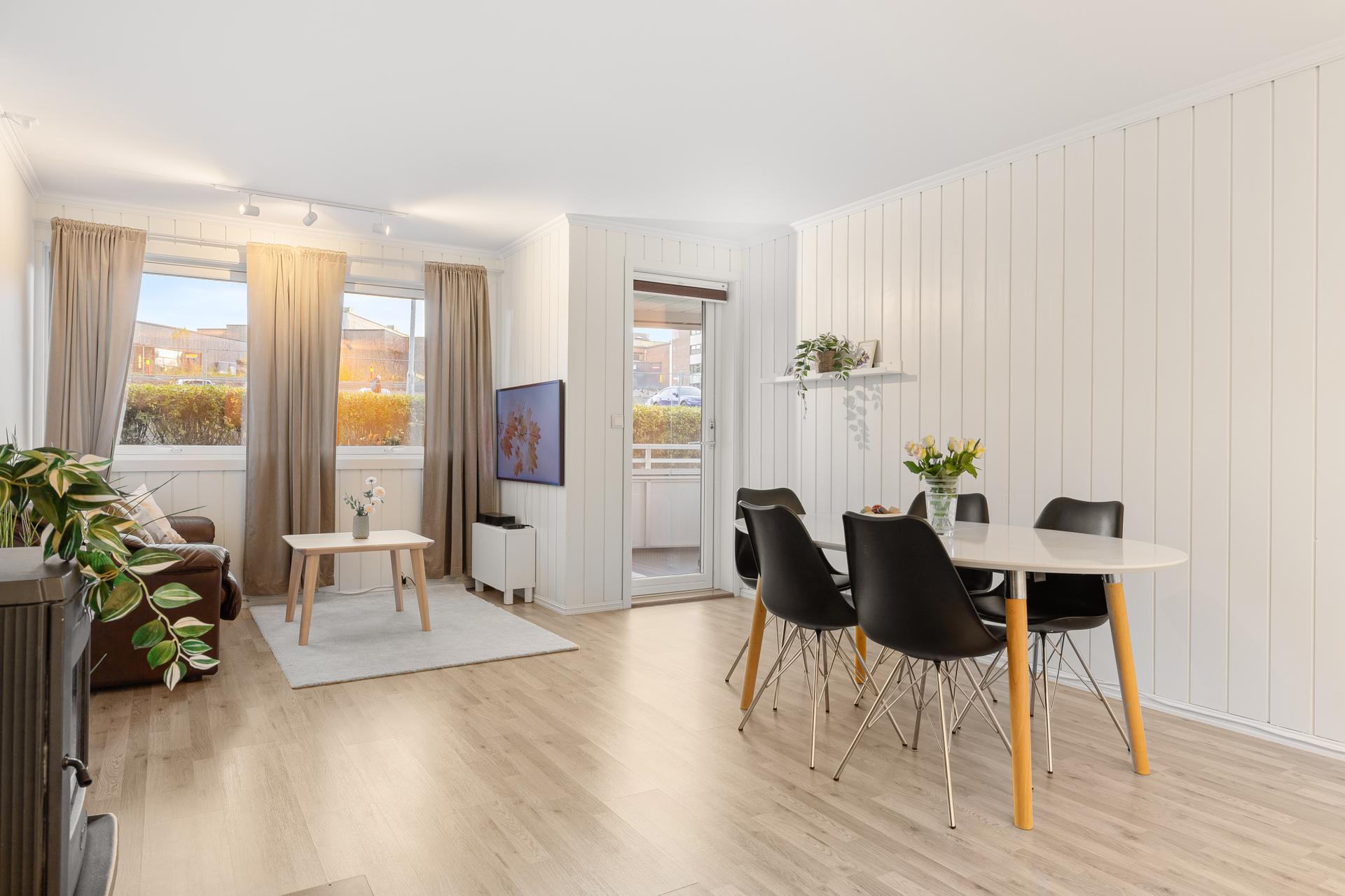 EiendomsMegler 1 v/Frank Robert Bae har gleden av å presentere en innbydende 3-roms i 1.etasje med attraktiv beliggenhet i populære Brundalen! Foto: Nonstad Foto v/Julian Nonstad.. Bilde nummer 1 av 3