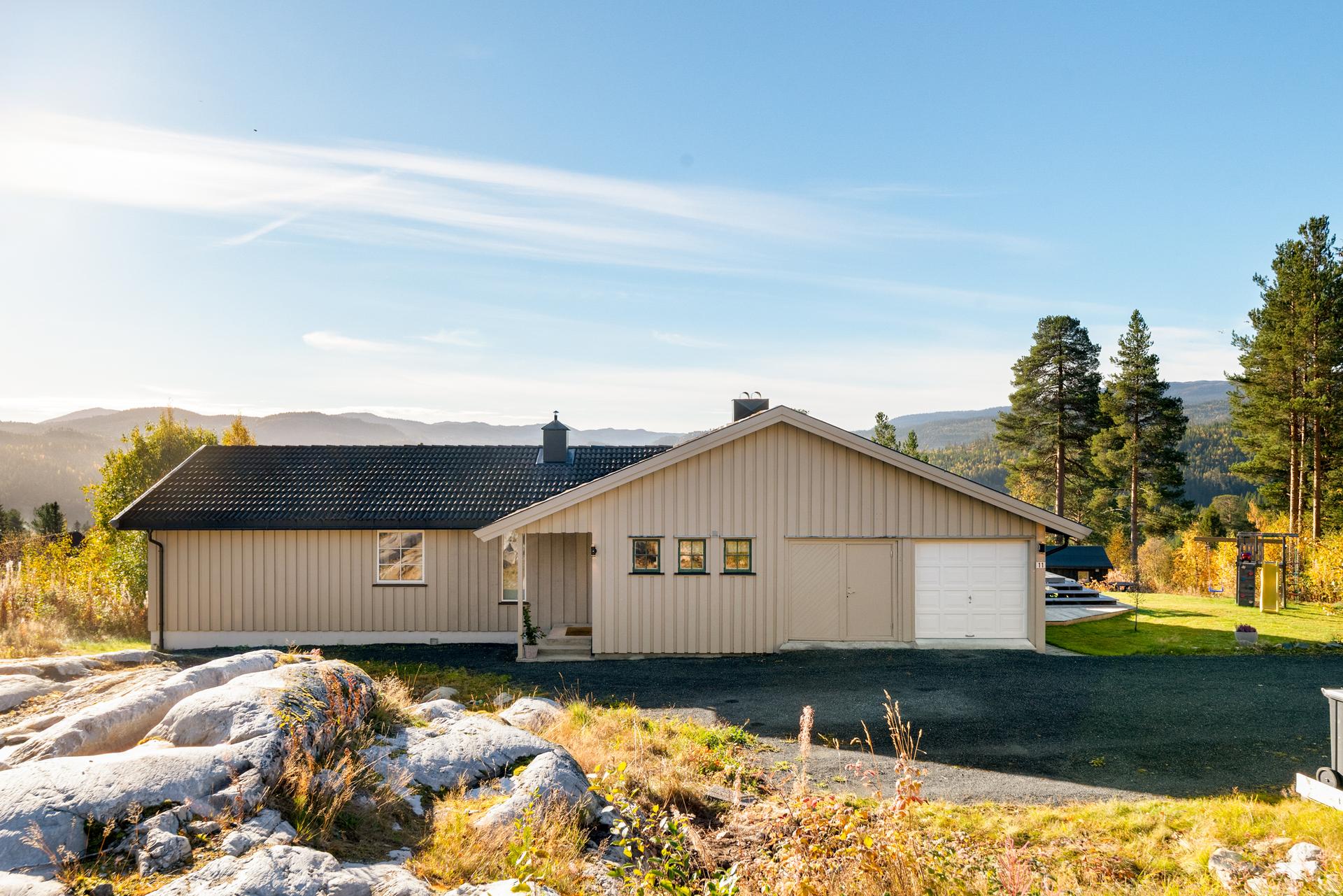 Boligen er innholdsrik med en planløsning over to etasjer med integrert garasje og tomt på ca. 2,6 mål.. Bilde nummer 3 av 3