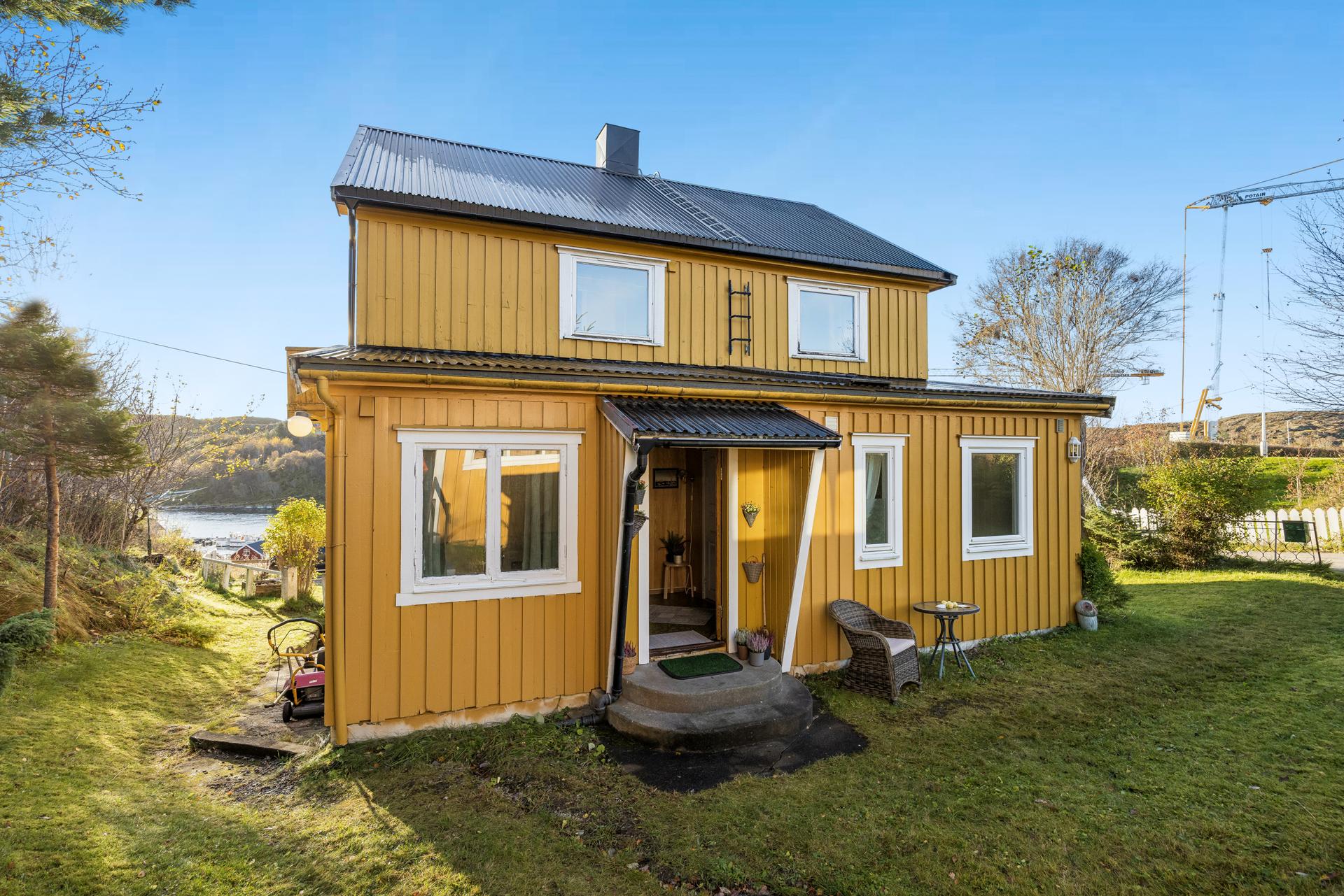 Innholdsrik enebolig med fin utsikt og nærhet til sjøen. Bilde nummer 2 av 3