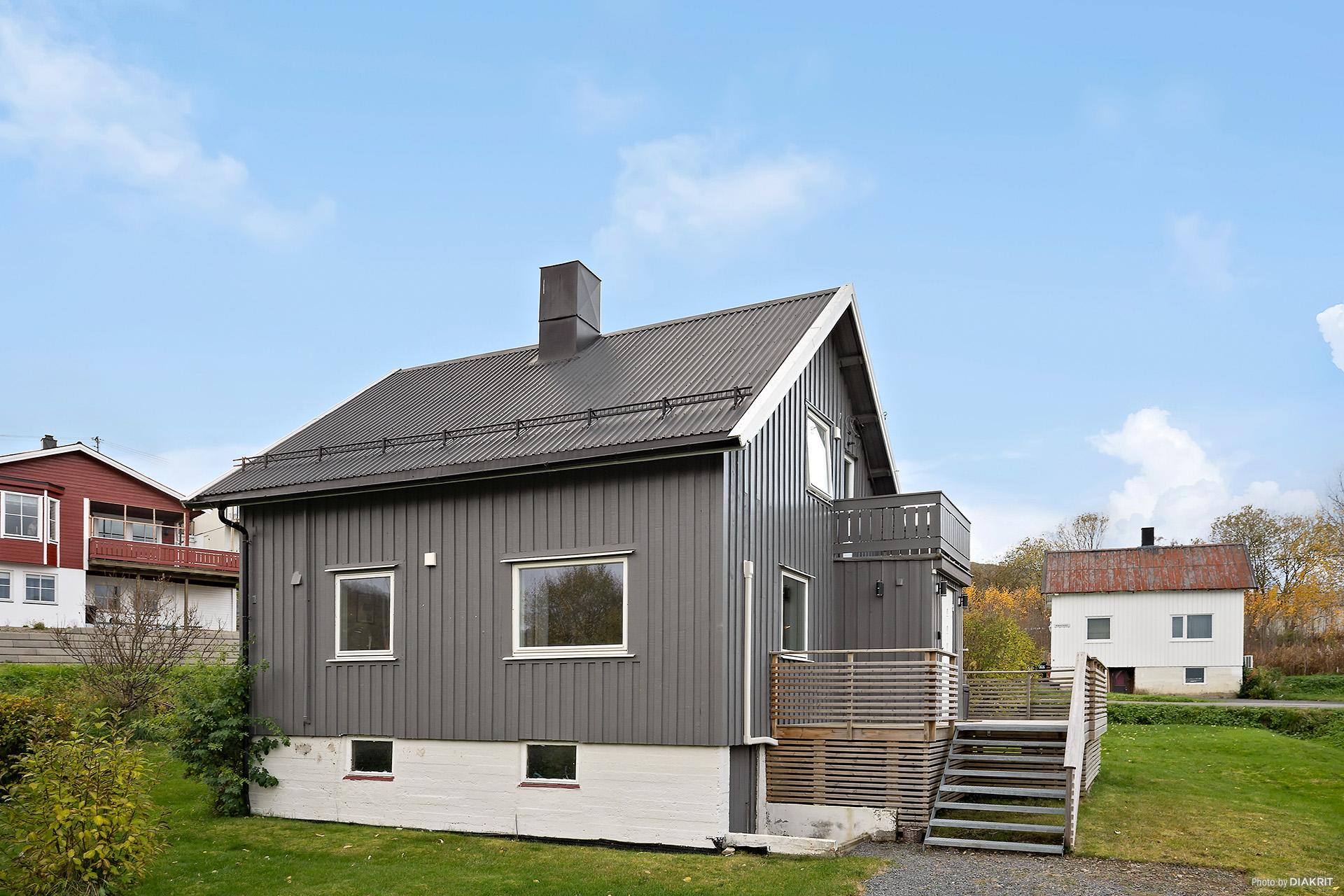 Boligen har stående trekledning og tak tekket med profilerte stålplater fra 2010.. Bilde nummer 2 av 3