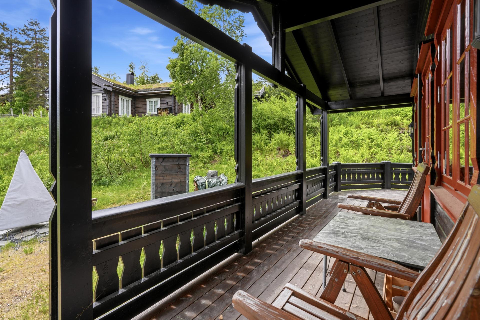 Den dels overbygde terrassen på 34 m² gir en lun uteplass med utsikt.. Bilde nummer 3 av 3
