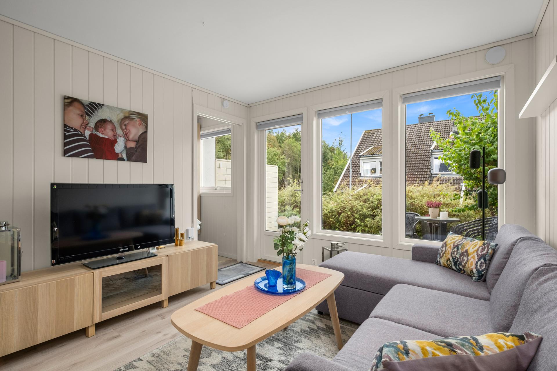 Stuen/kjøkken er på 20m², her er det godt med plass til ønsket møblement.. Bilde nummer 2 av 3