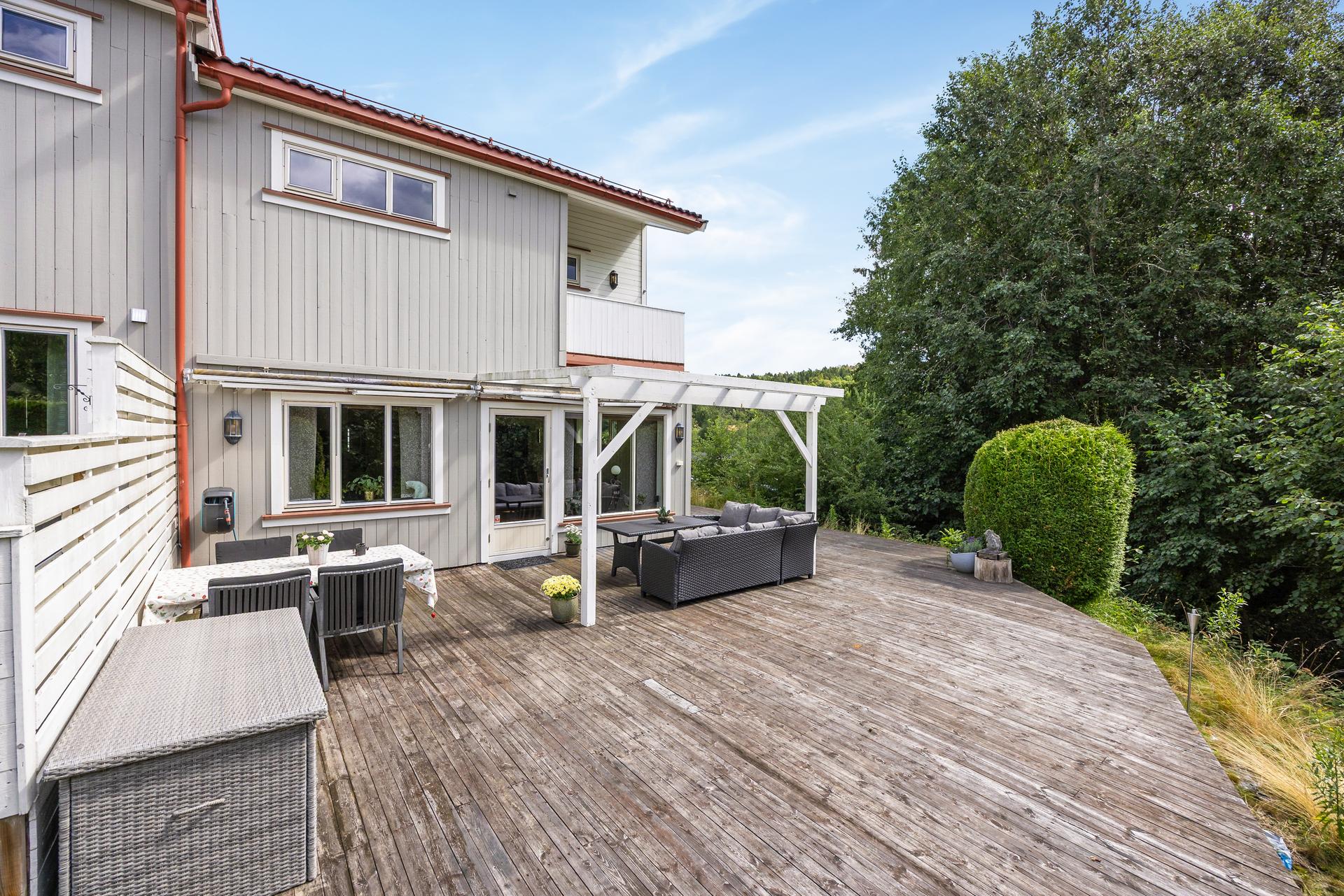 Stor og usjenert uteplass på ca. 88 m² med pergola, som strekker seg rundt boligen.. Bilde nummer 3 av 3