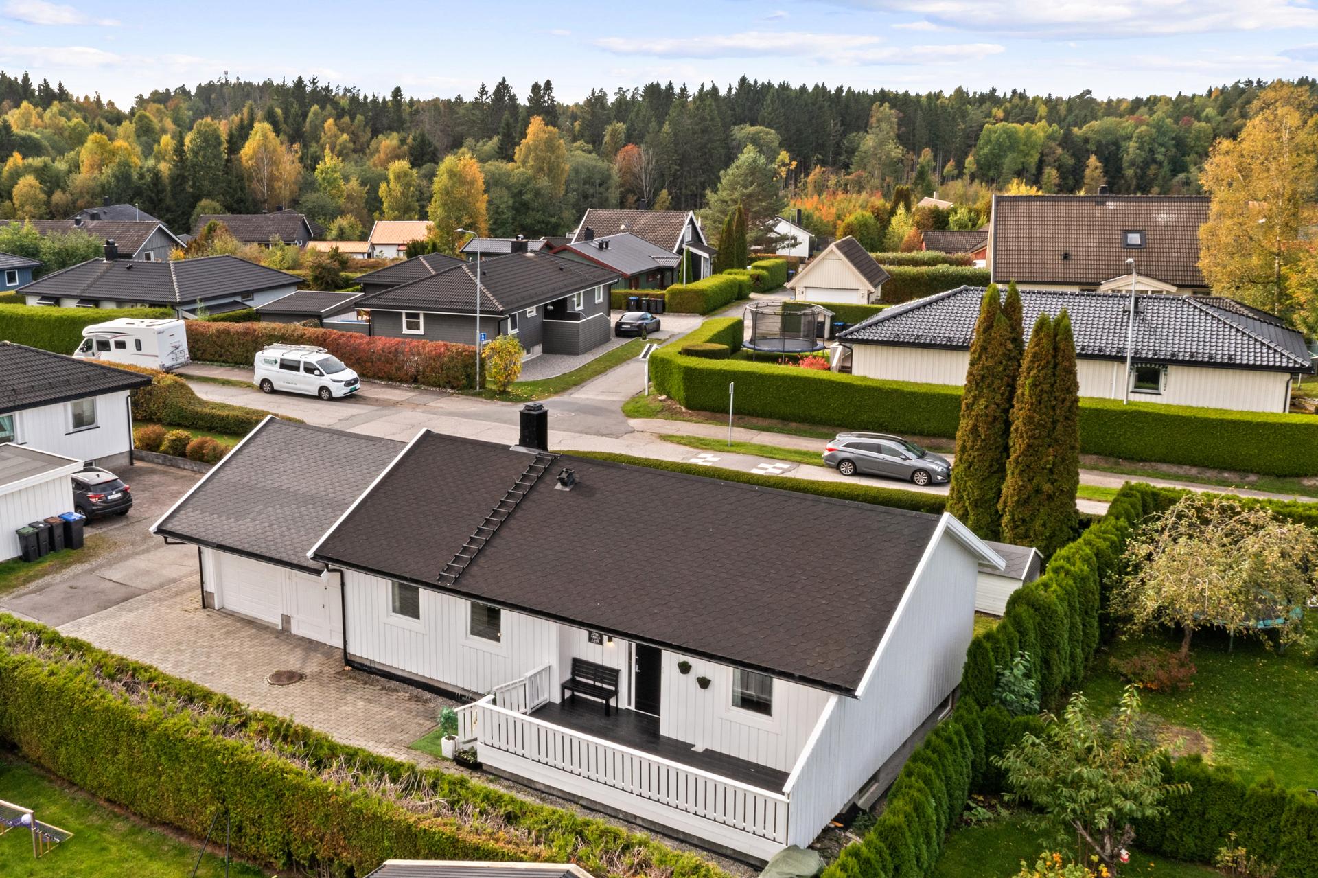 Boligen er beliggende i koselig og etablert boligområde på Ihlen. Bilde nummer 2 av 3