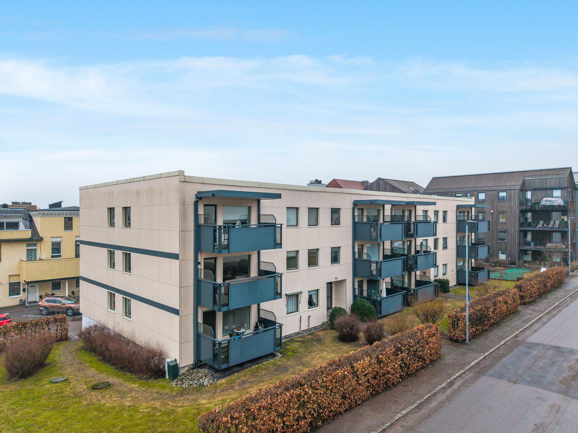 Fasade inngangsparti. . Bilde nummer 3 av 3