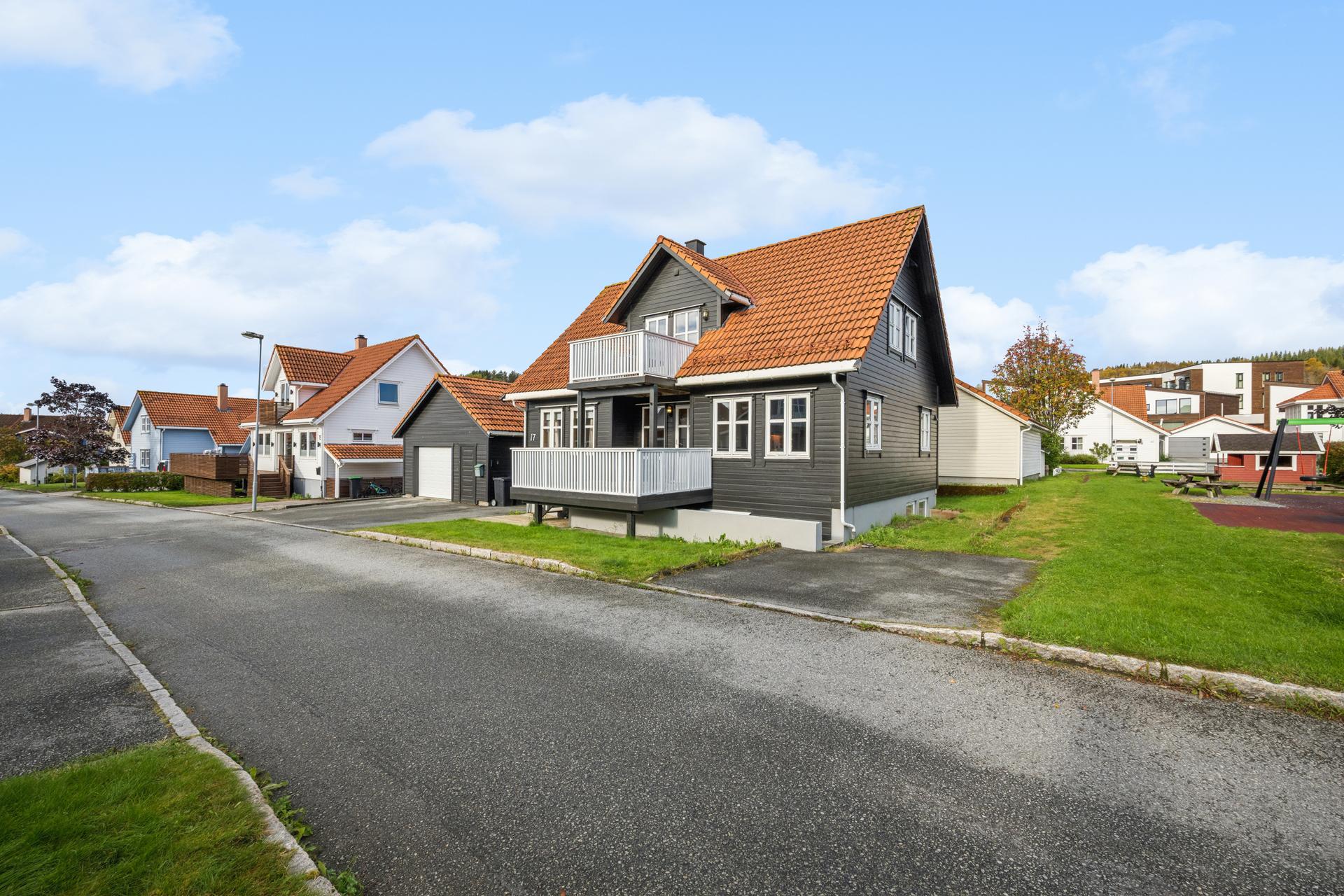 Innholdsrik enebolig over tre plan, beliggende i et etablert og rolig boligområde på Grønnåsen.. Bilde nummer 2 av 3