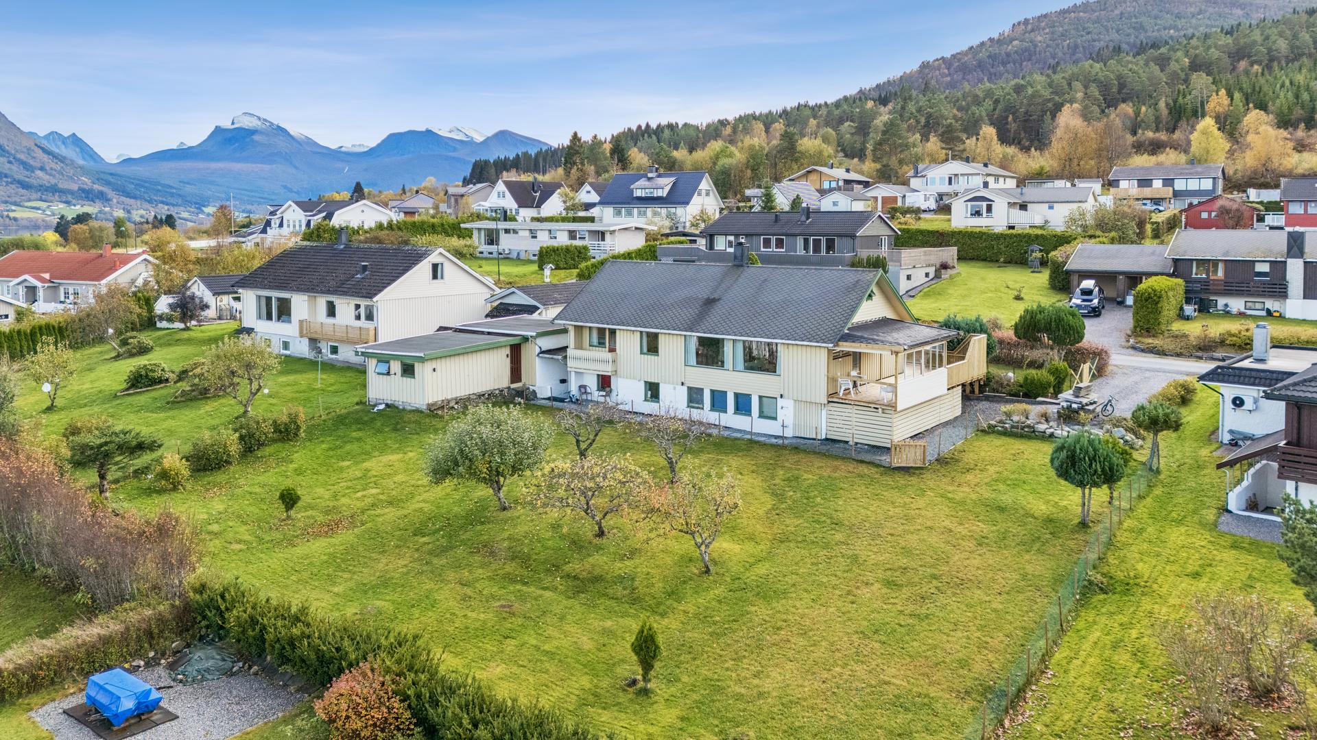 Innholdsrik enebolig med romslig tomt på 1437 m2. Bilde nummer 2 av 3