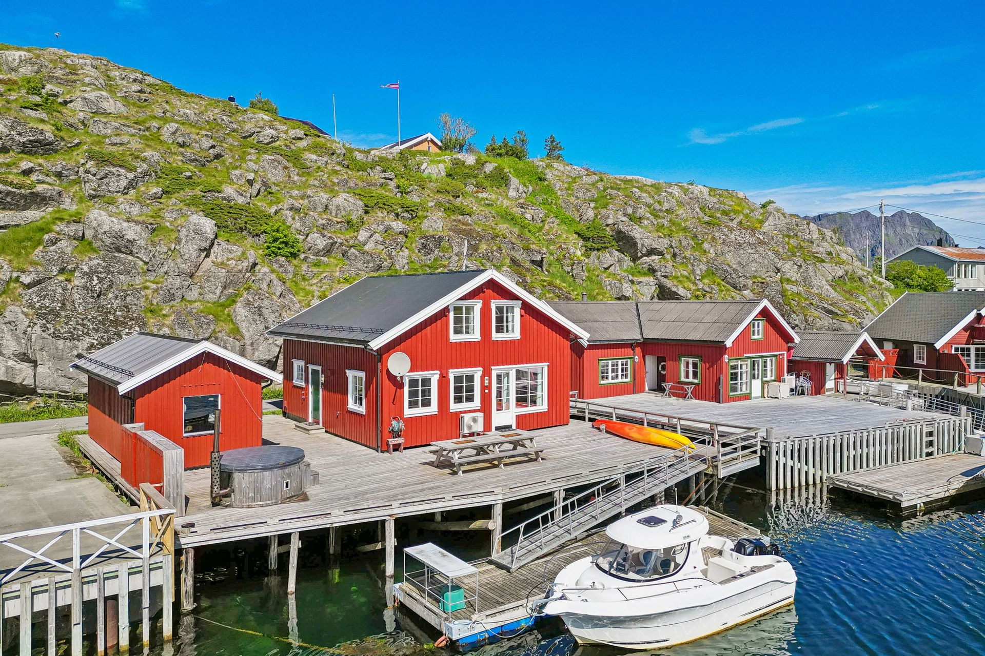 Velkommen til Øraveien 10 - Presentert av EiendomsMegler1 Svolvær. Foto: EFKT. Bilde nummer 1 av 3