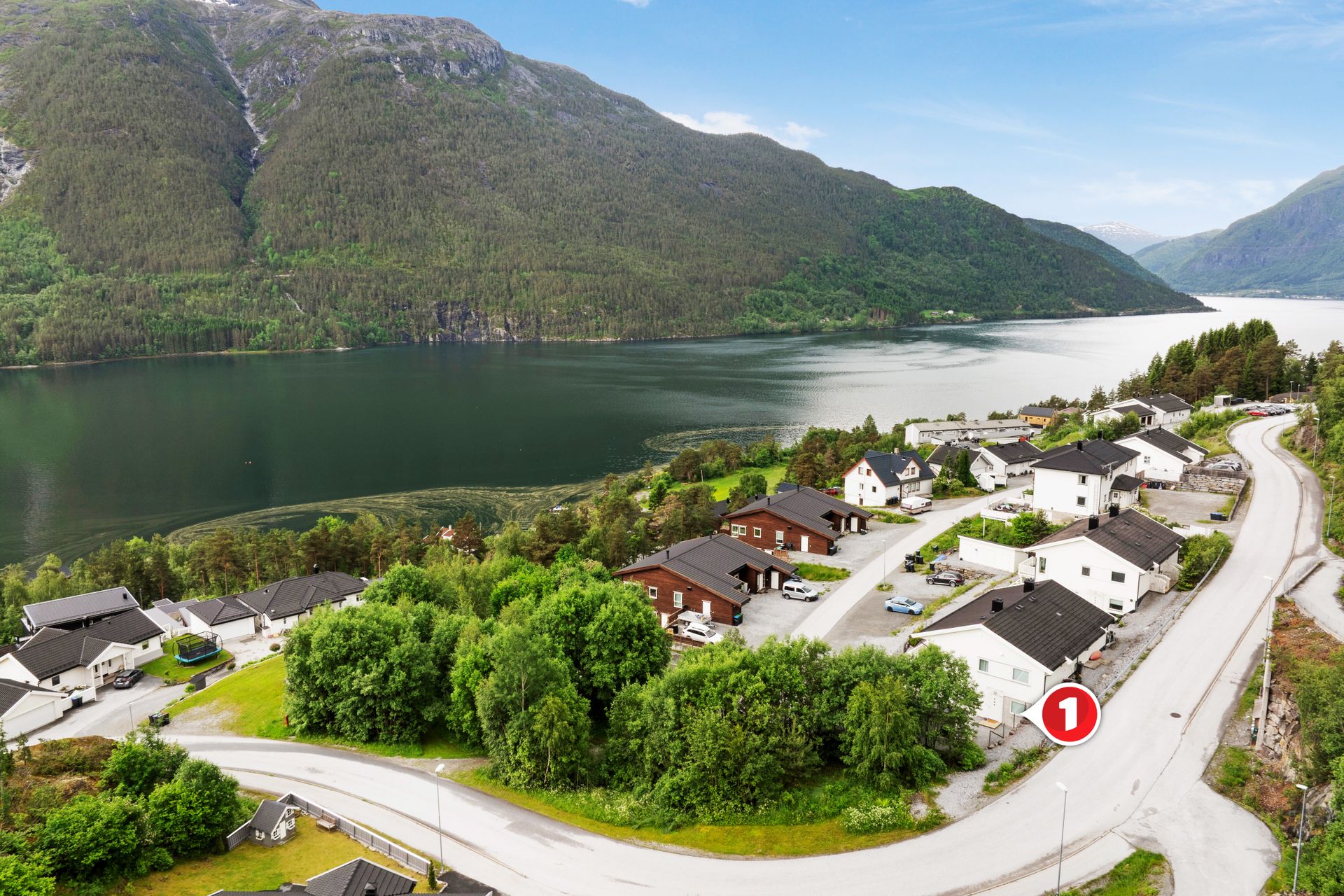 Leilegheita ligg fint til i enden av ei roleg gate utan gjennomgangstrafikk, med kort veg til både fjord og fjell.. Bilde nummer 2 av 3