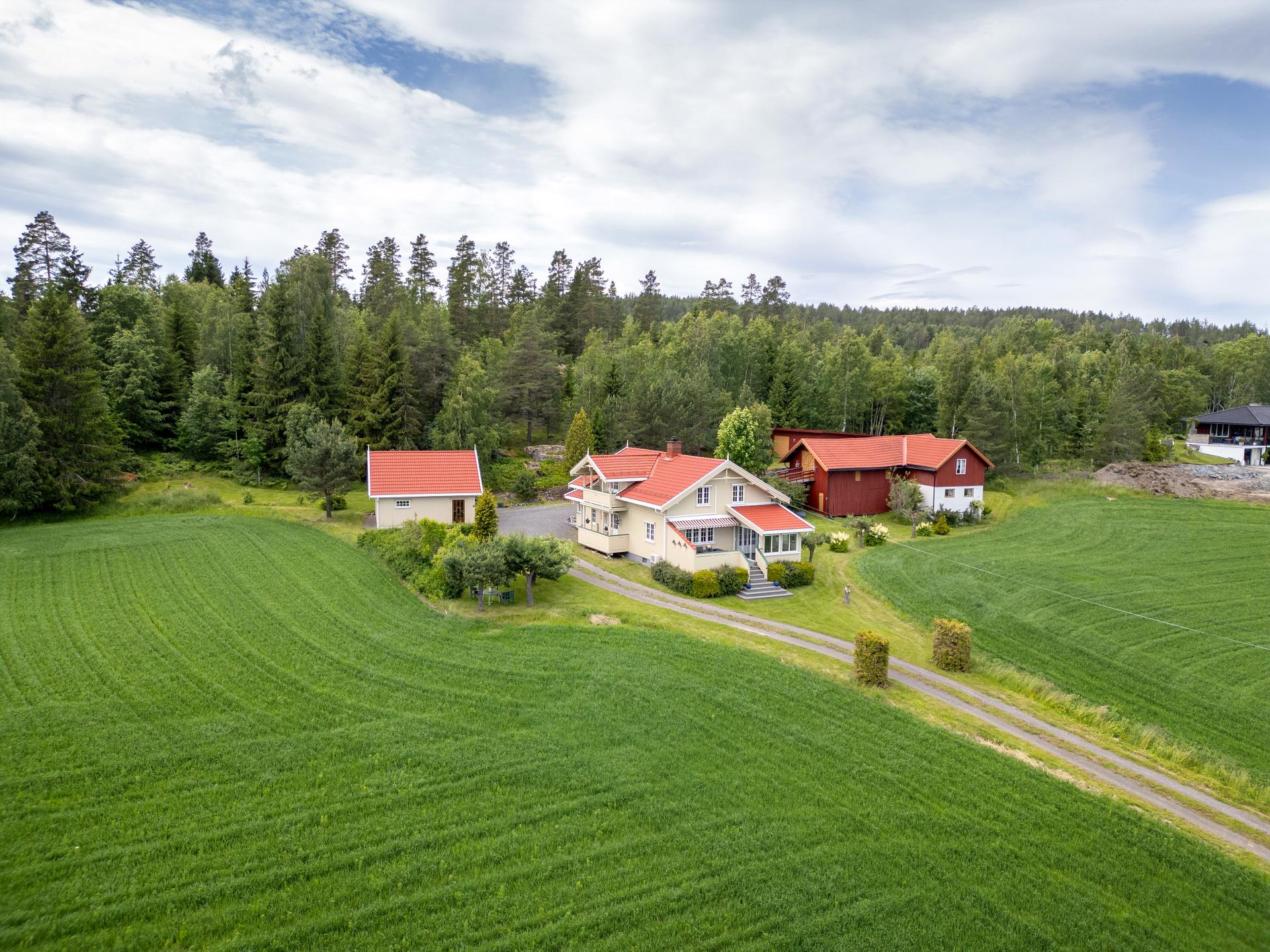 En innholdsrik eiendom med mye boltreplass. . Bilde nummer 3 av 3