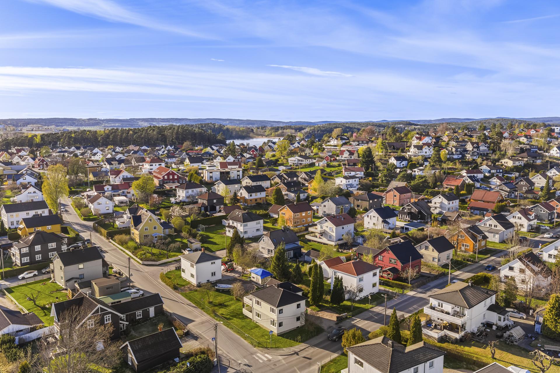 En innholdsrik tomannsbolig hvor leiligheten i 1. etasje er betydelig påkostet, med blant annet nytt kjøkken og bad fra 2022.. Bilde nummer 2 av 3