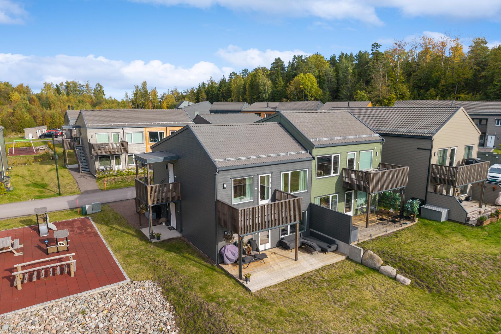Bygget er oppført i moderne og stilren trearkitektur, med gjennomtenkte materialvalg og en harmonisk fargesammensetning som gir bebyggelsen et elegant og tidløst uttrykk. . Bilde nummer 3 av 3
