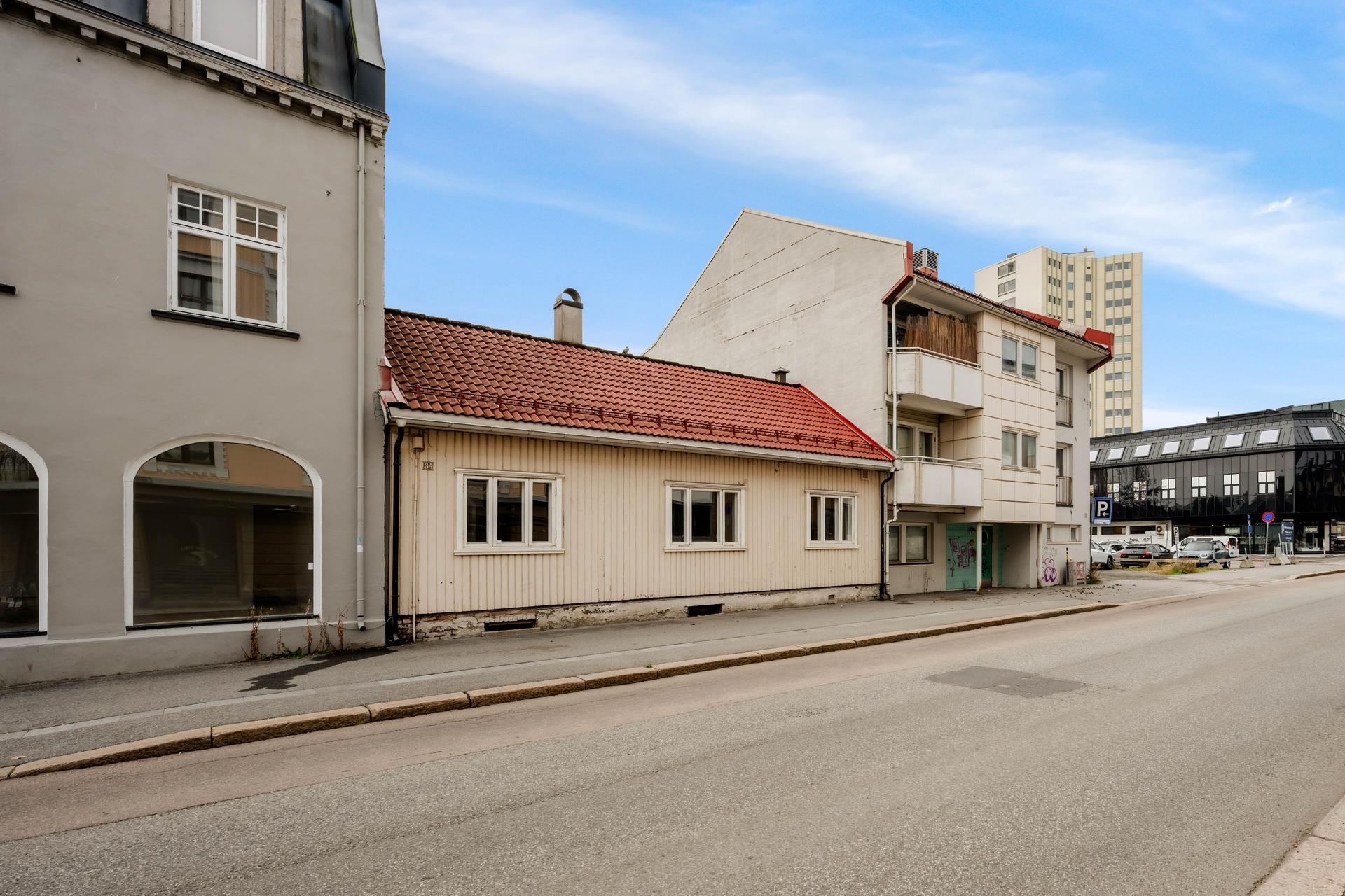Boligen vender ut mot Tordenskiolds gate i et etablert bymiljø på Strømsø.. Bilde nummer 3 av 3