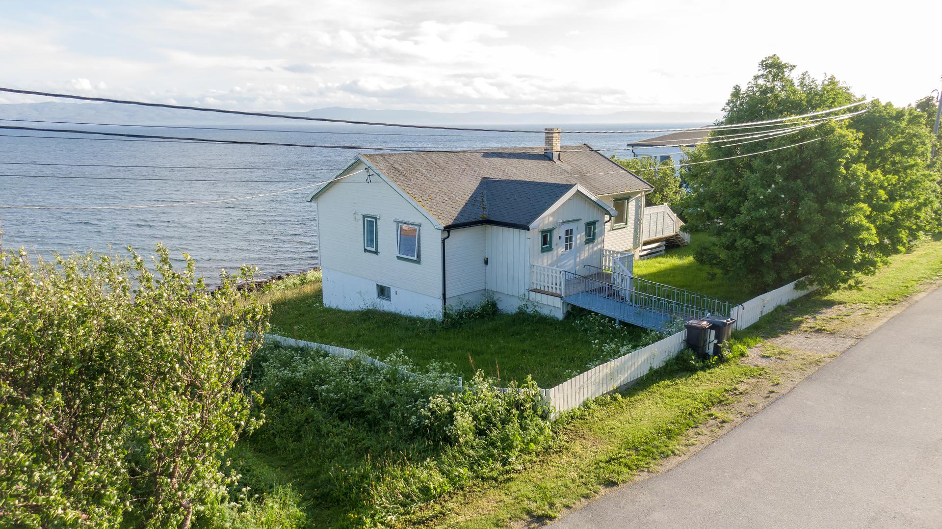 Idyllisk beliggenhet tett på Varangerfjorden.. Bilde nummer 2 av 3
