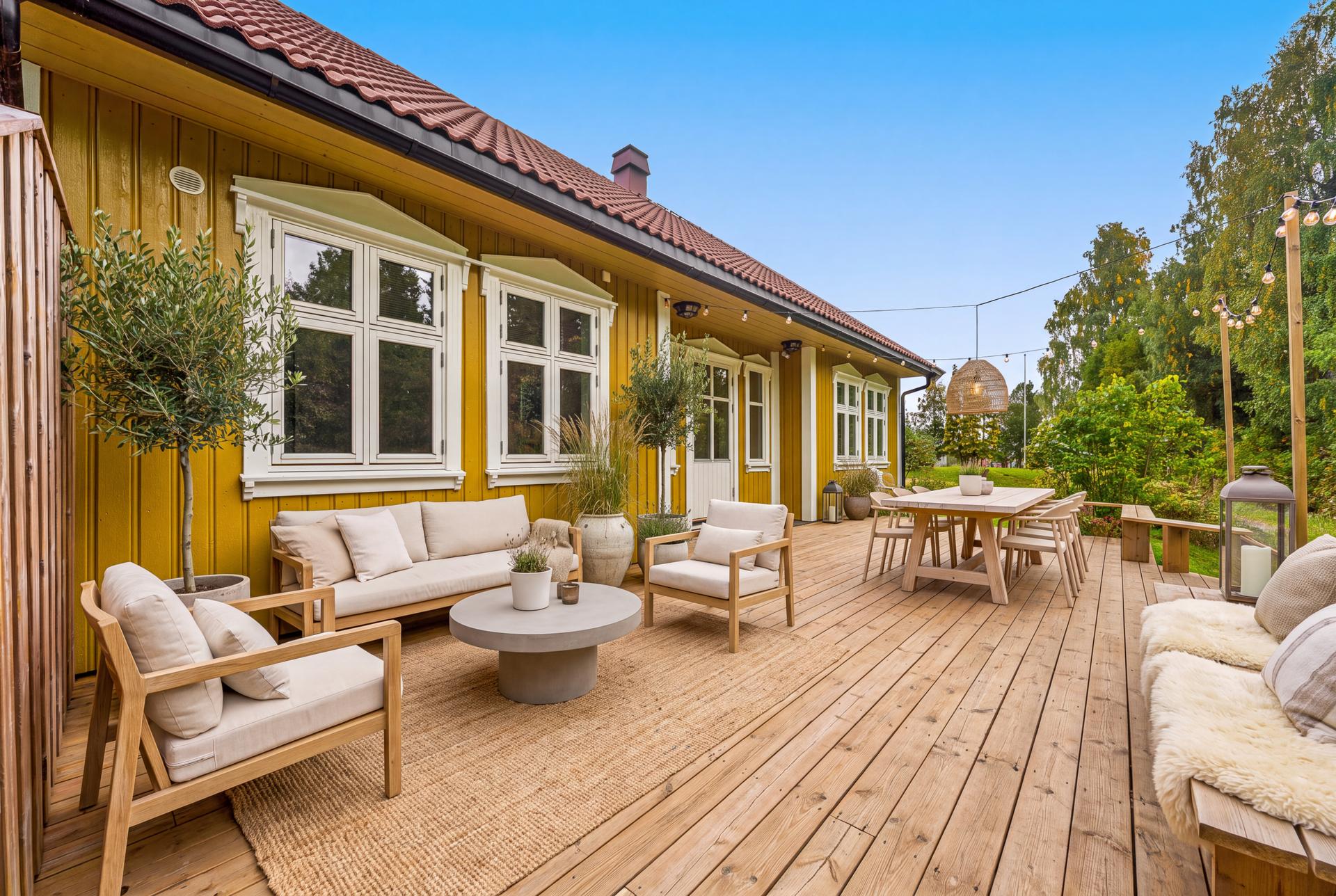 Boligen har flotte uteplasser og en nydelig hage! Stor terrasse med god plass til flere sittegrupper. (Bilde er digitalt møblert). Bilde nummer 3 av 3