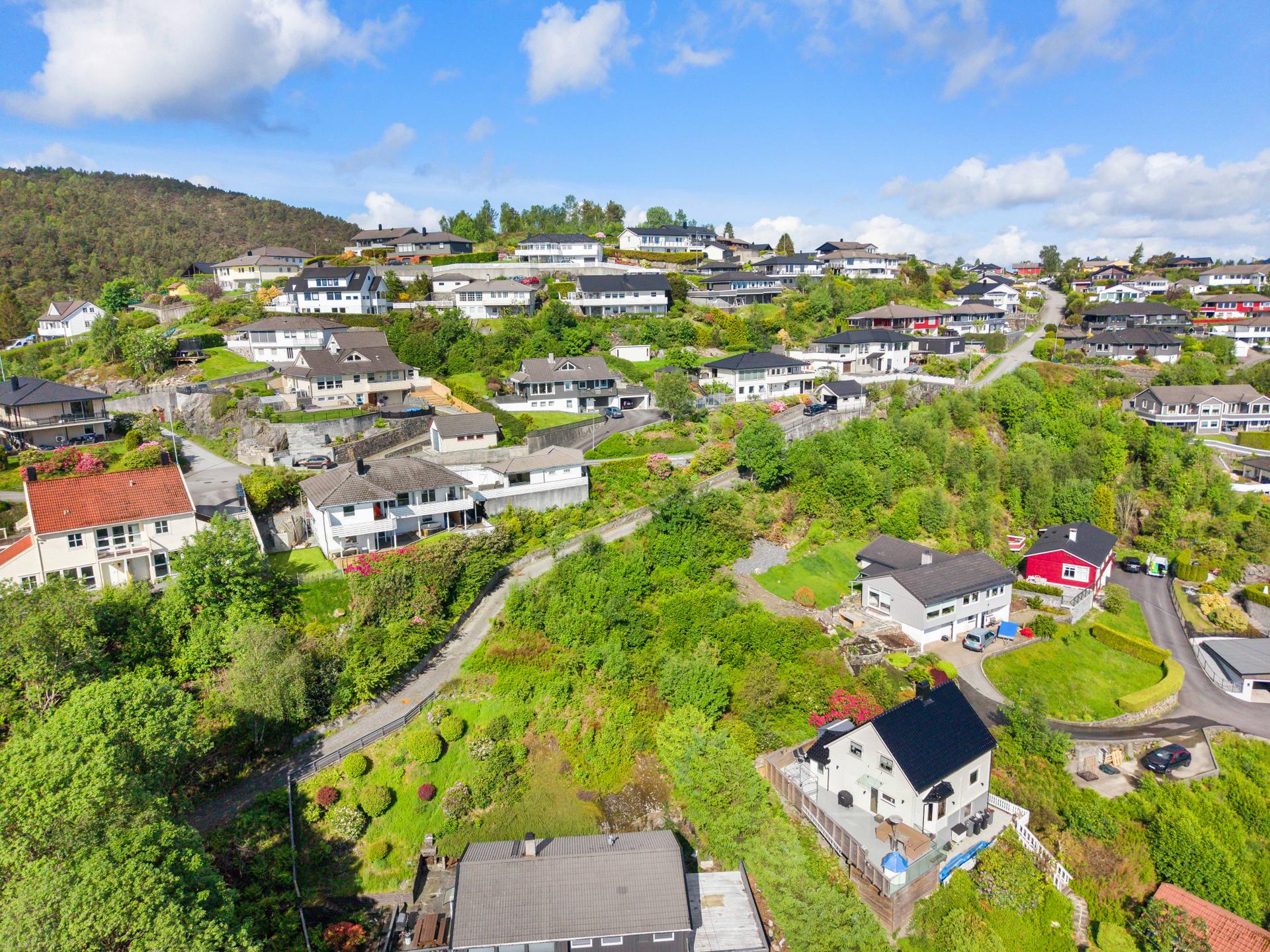 Eiendommen ligger i et attraktivt og etterspurt boligområde med spredt villabebyggelse.. Bilde nummer 3 av 3