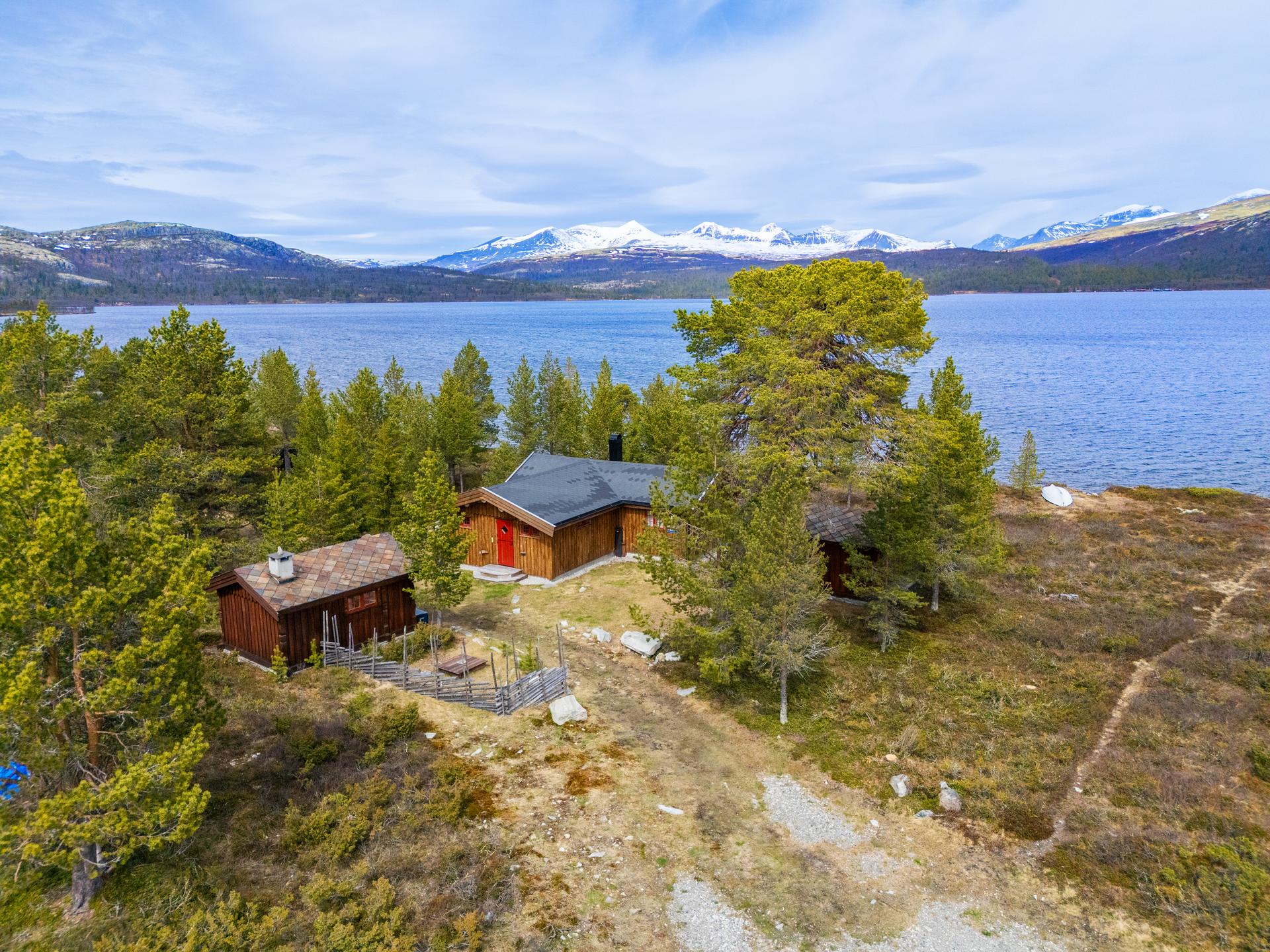 Eiendommen ligger idyllisk til nær Furusjøen, og uteområdet byr på en tilnærmet flat tomt med boltreplass for både to- og firbeinte.. Bilde nummer 2 av 3
