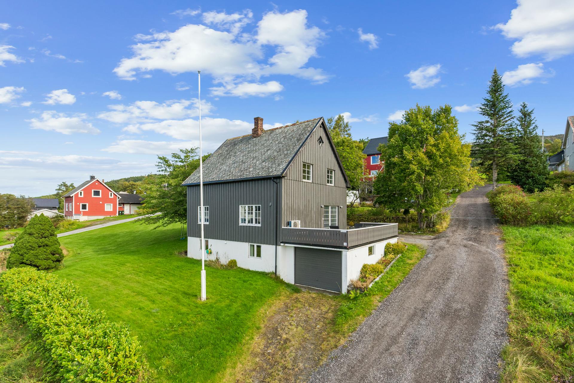 EiendomsMegler 1 v/ Anbjørn Ulseth presenterer Midtbakken 2. Foto: EFKT, Vilde Dahl. Bilde nummer 1 av 3