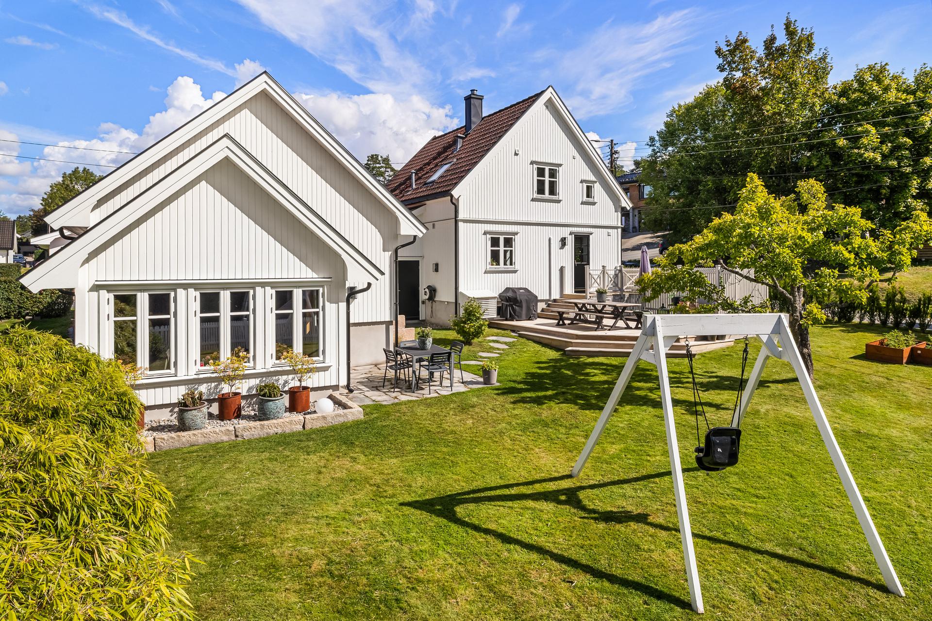 Stor og pent opparbeidet hage med gode leke- og utfoldelsesmuligheter. Garasjen og hagestuen er isolert og har flere bruksmuligheter.. Bilde nummer 3 av 3