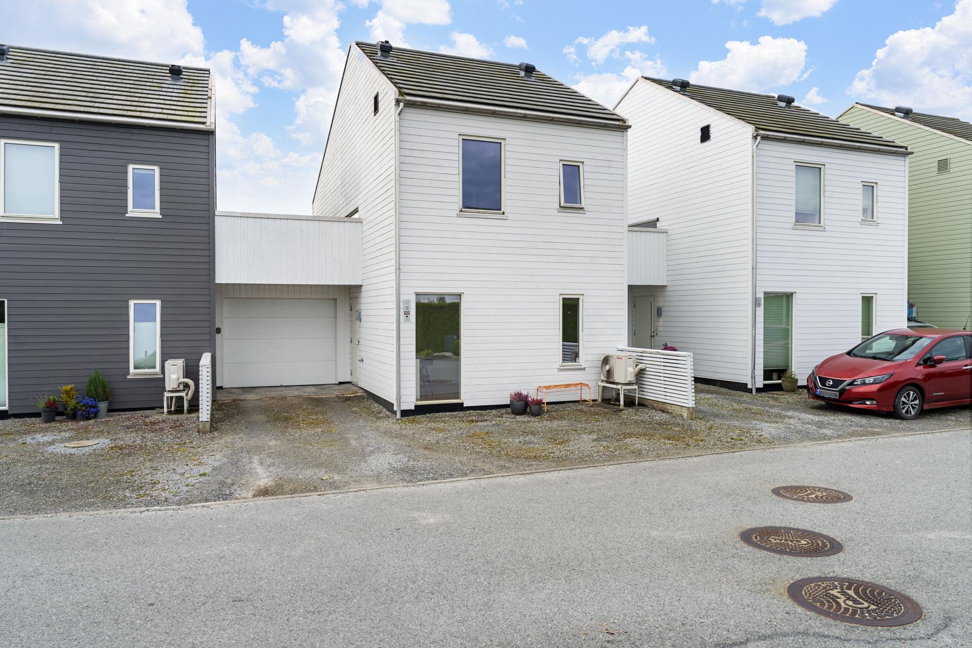 Moderne rekkehus fra 2015 med arealeffektiv planløsning, hage og integrert garasje.. Bilde nummer 2 av 3