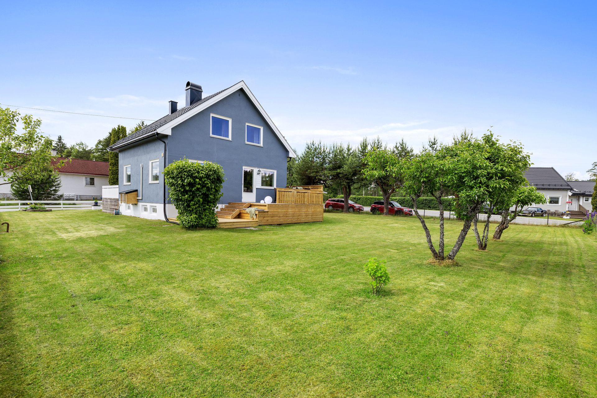 Eiendommen har en flat og lettstelt tomt med gode utemuligheter.. Bilde nummer 3 av 3