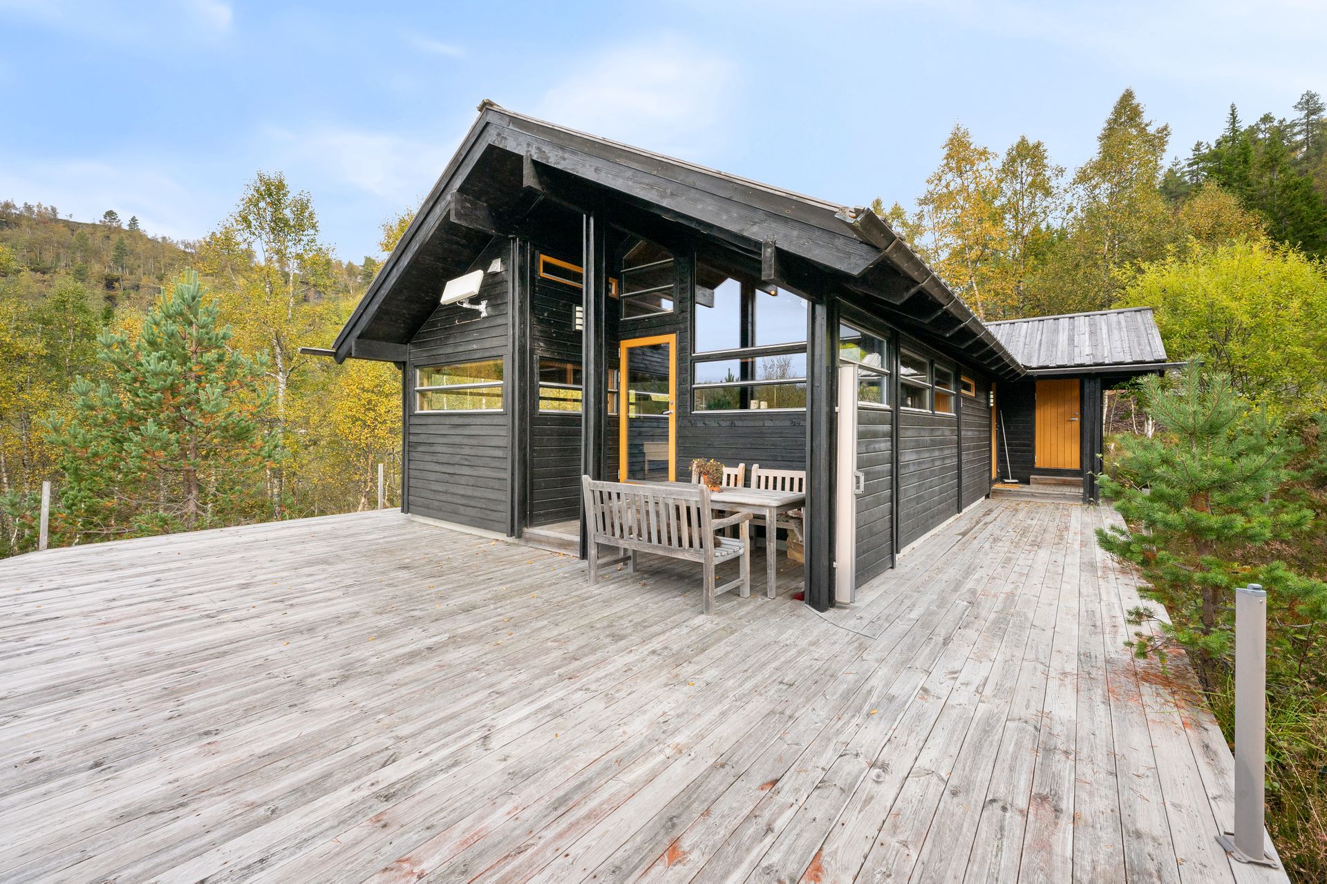 Stor, solrik terrasse og takoverbygg med fin skjerming og varmeovn for sene kvelder eller le fra vind.. Bilde nummer 2 av 3