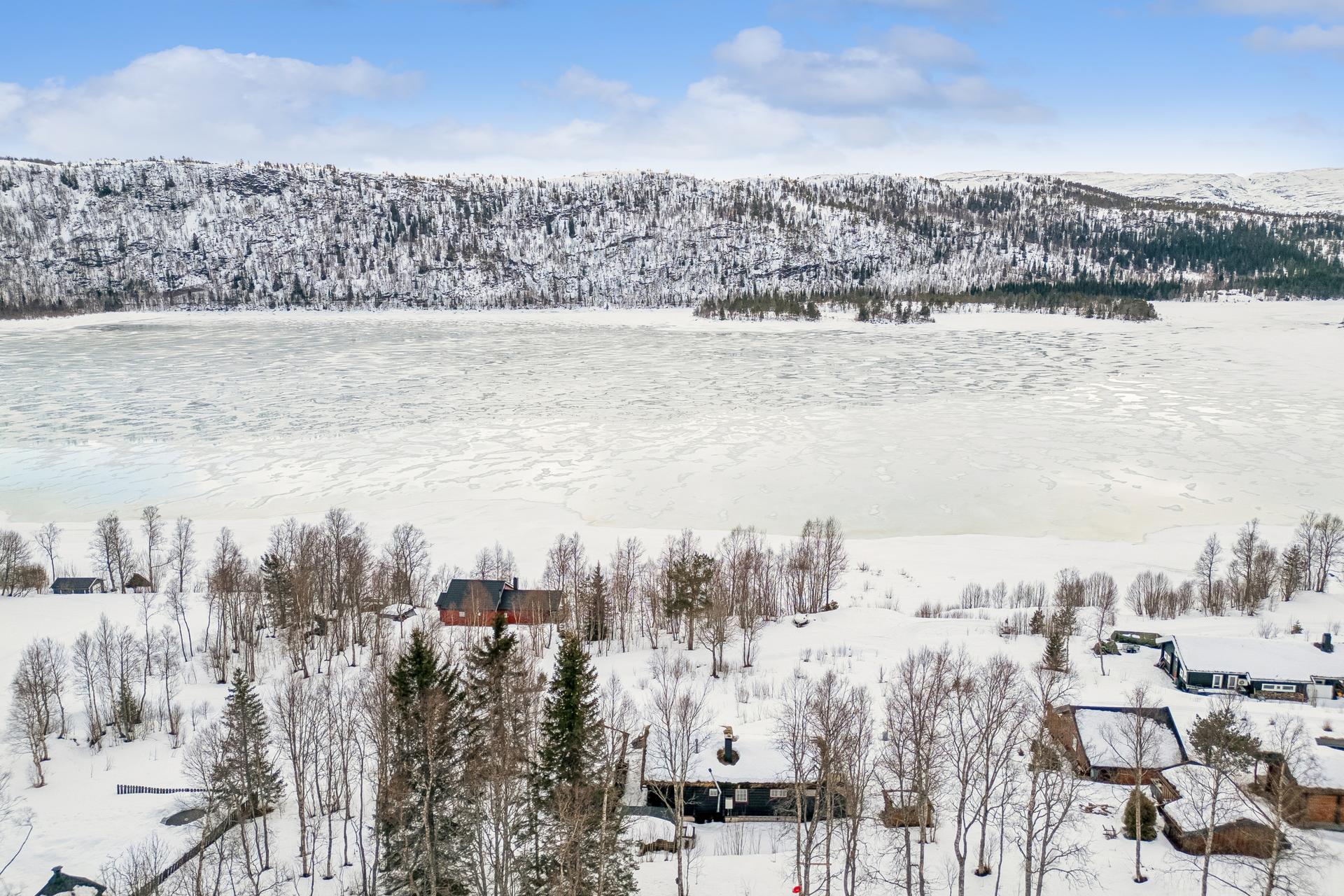 Hytta ligger i flotte omgivelser like ved Søvatnet. Bilde nummer 2 av 3
