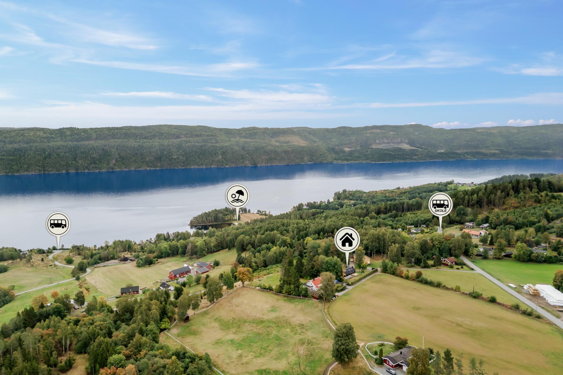 Boligen ligger landlig, men samtidig med enkel kjørevei til Sylling sentrum. Kort vei til flott badeplass ved Holsfjorden. Bilde nummer 3 av 3