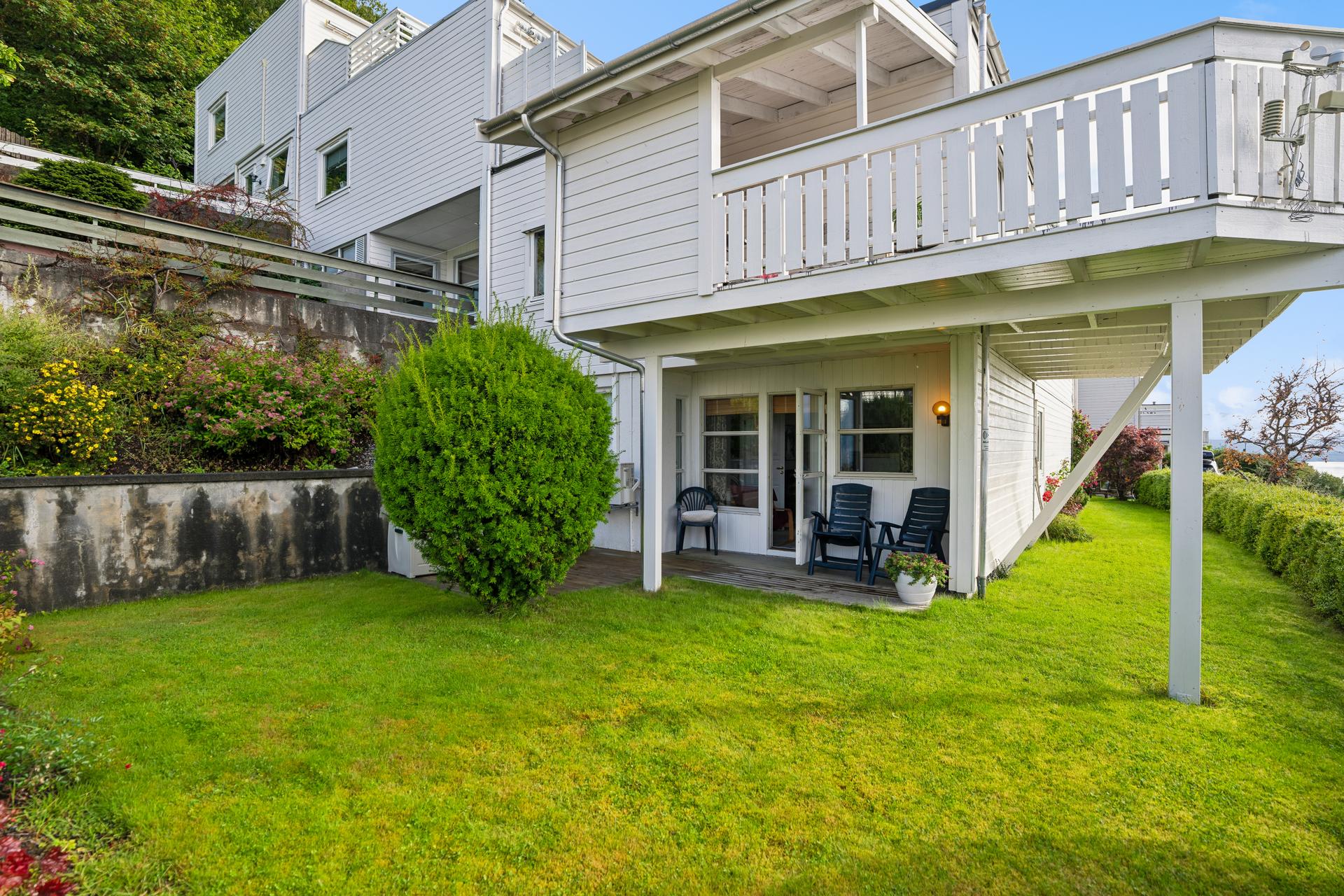 Innholdsrik og familievennlig terrasseleilighet over to plan med hage og fantastisk utsikt.. Bilde nummer 2 av 3