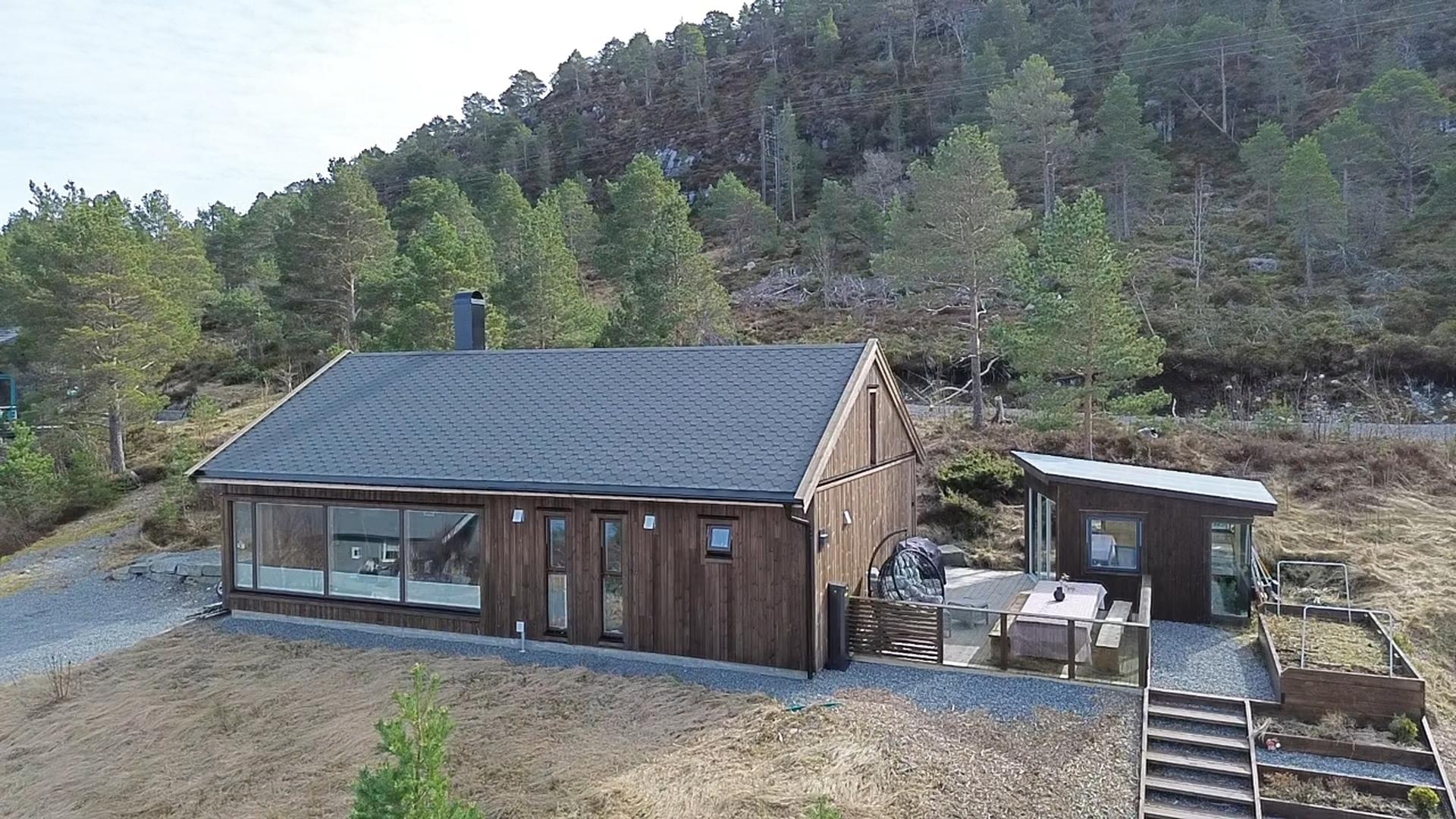Terrasse og hagestue med kveldssol. Bilde nummer 3 av 3