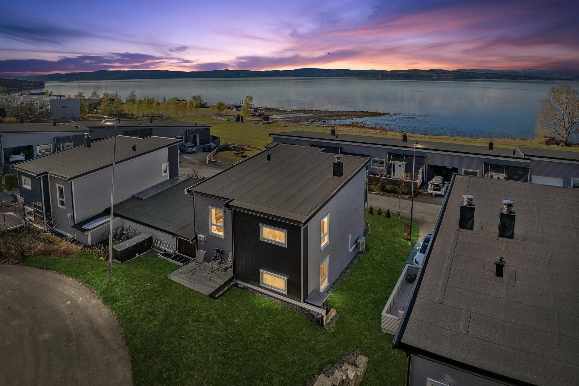 Moderne og oppgradert enebolig med fantastisk utsikt og gode solforhold. 4 sov. 2 stuer. Garasje. Innglasset terrasse.  . Bilde nummer 3 av 3