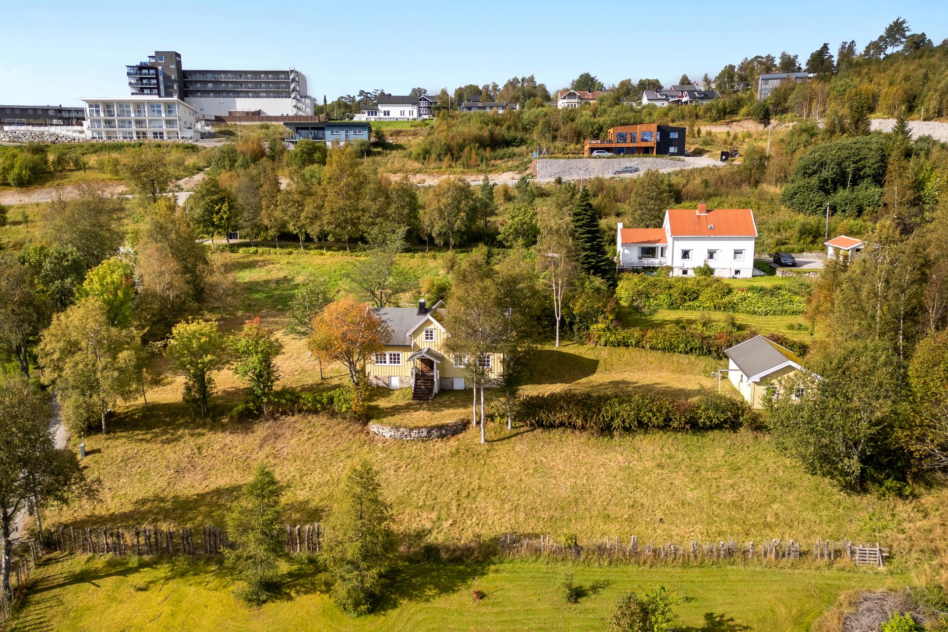 Romslig tomt med boltreplass for hele familien! . Bilde nummer 3 av 3