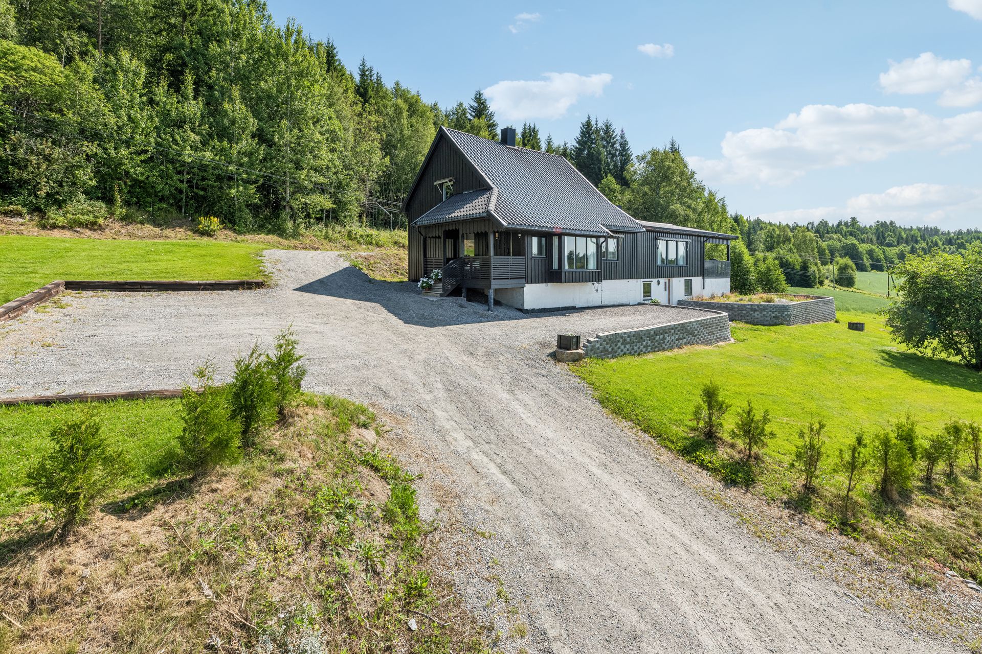 Åpent og solrikt, med skogen i bakkant.. Bilde nummer 2 av 3