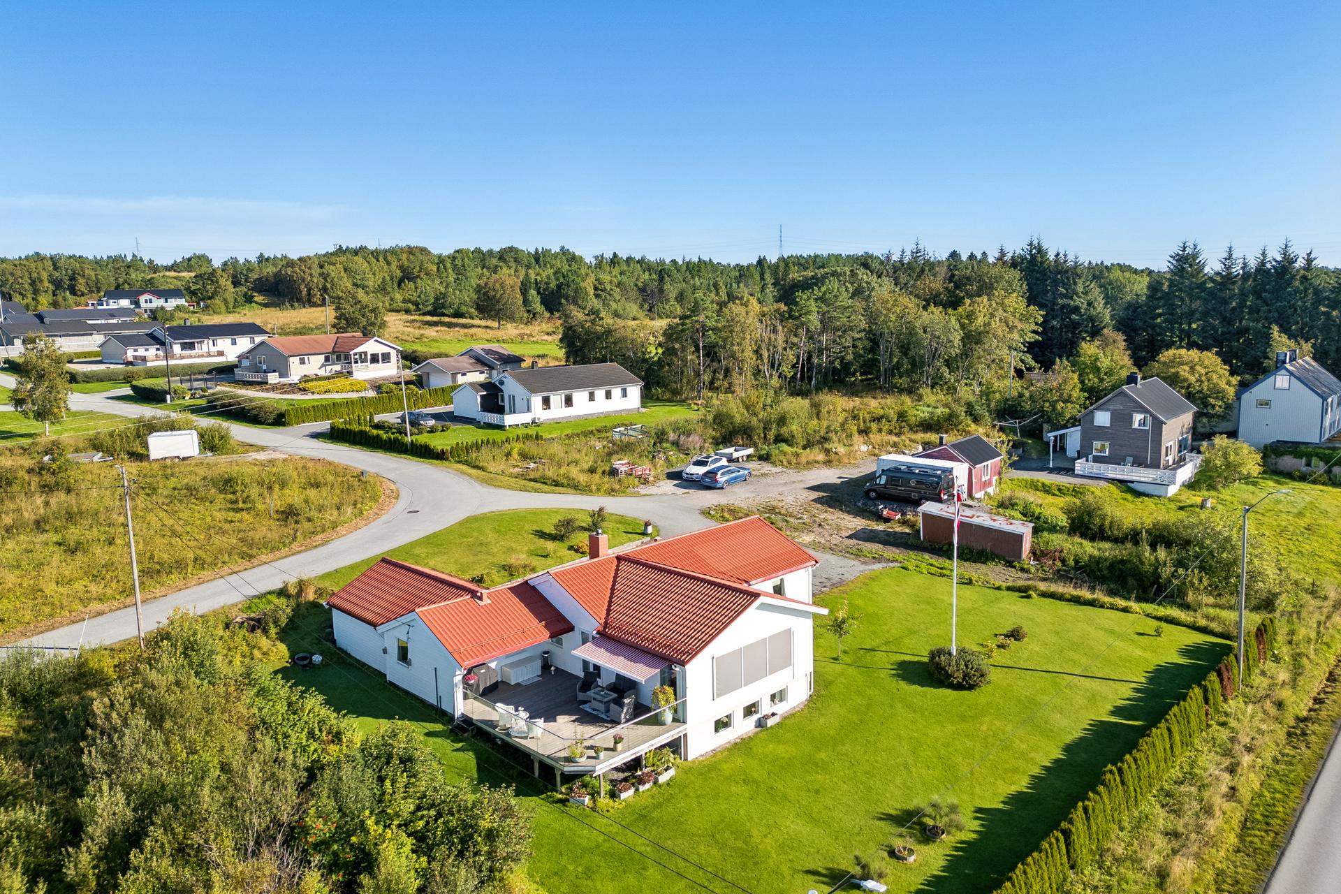 Eiendommen har en attraktiv beliggenhet i et etablert og barnevennlig boligområde på Sandstad.. Bilde nummer 3 av 3